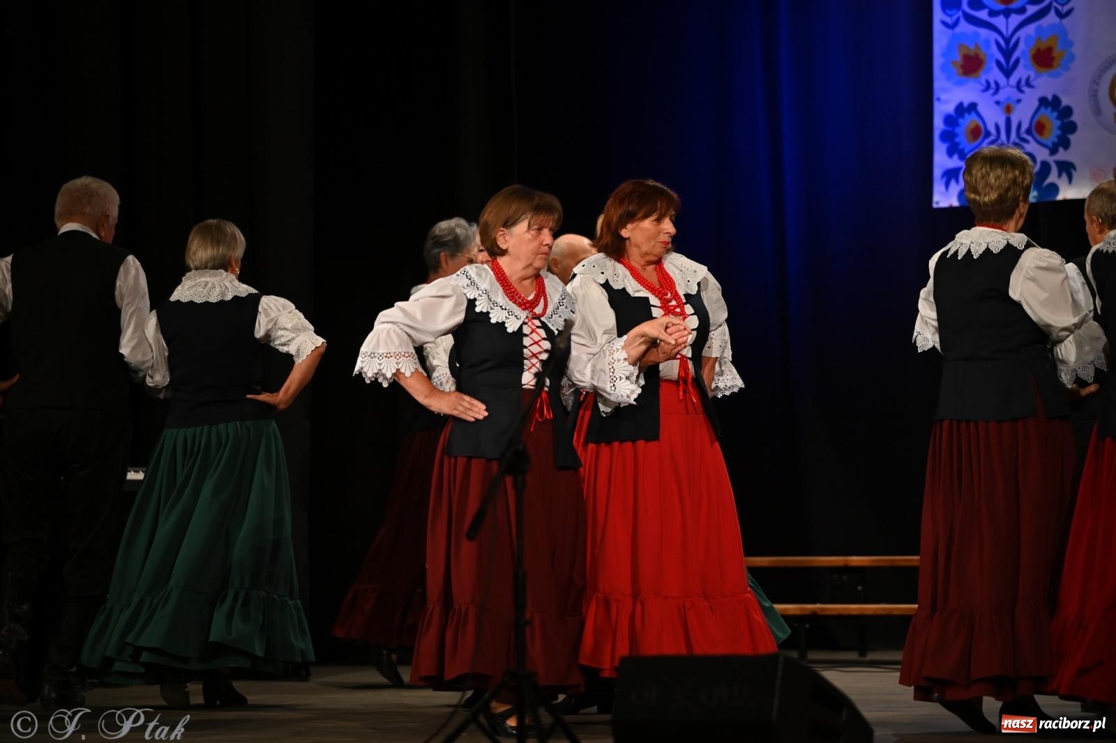 Zdjęcie w galerii na portalu naszraciborz.pl: Trojok w Strzesze – śląska pieśń i taniec znów połączyły pokolenia wiadomości z regionu