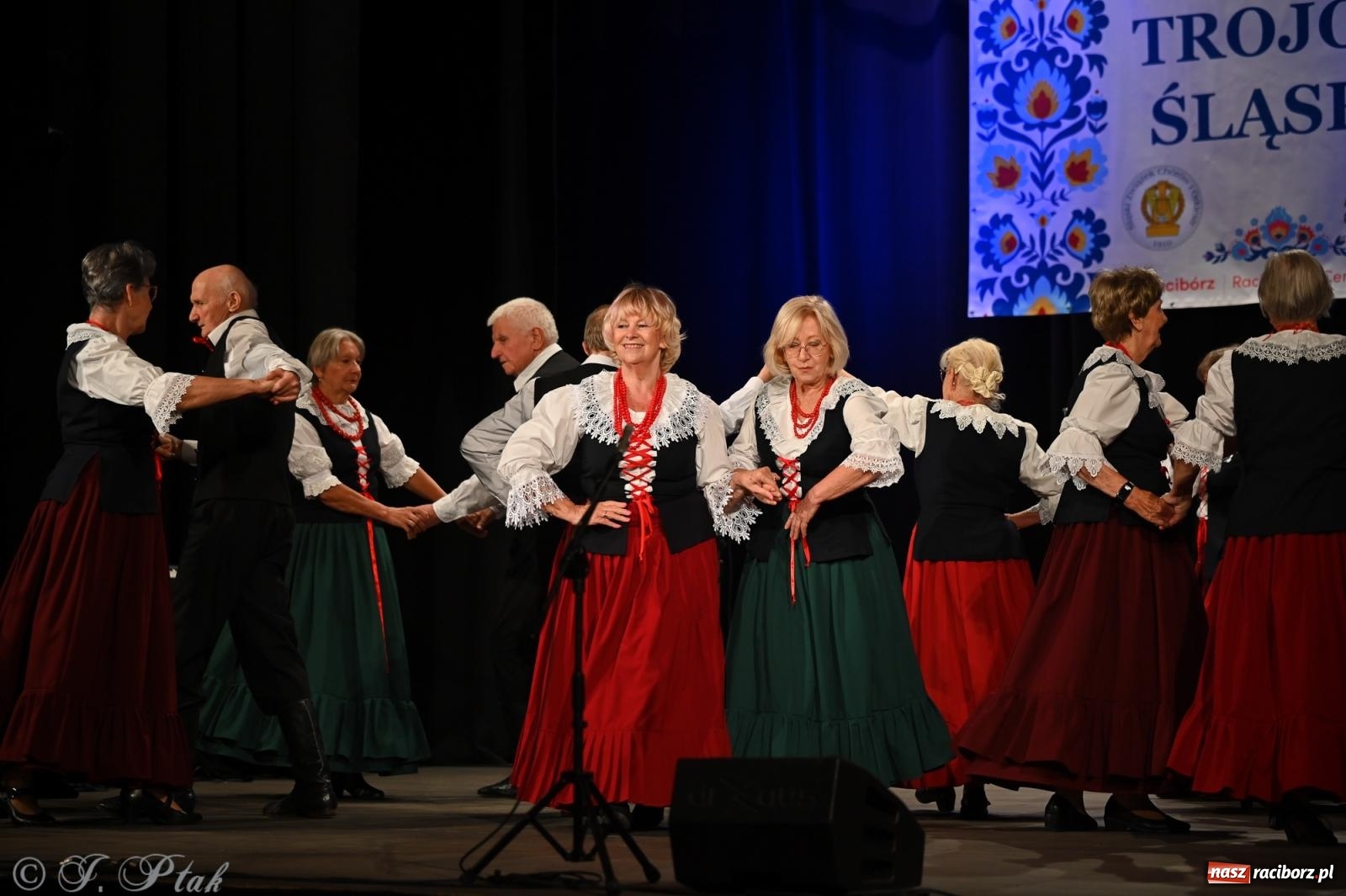 Zdjęcie w galerii na portalu naszraciborz.pl: Trojok w Strzesze – śląska pieśń i taniec znów połączyły pokolenia wiadomości z regionu