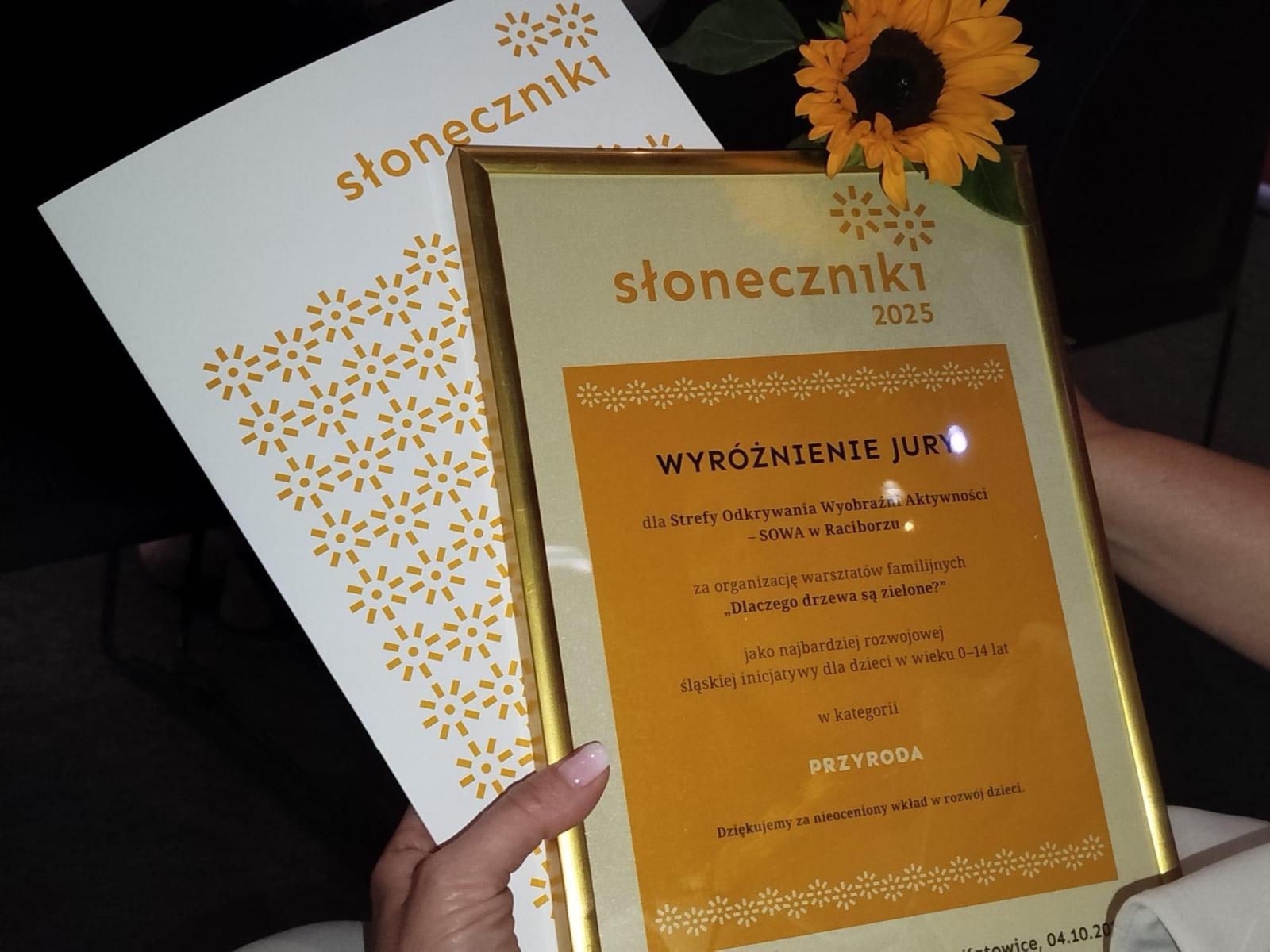 Zdjęcie w galerii na portalu naszraciborz.pl: Wyróżnienie dla Strefy SOWA w Raciborzu podczas gali Słoneczniki wiadomości z regionu