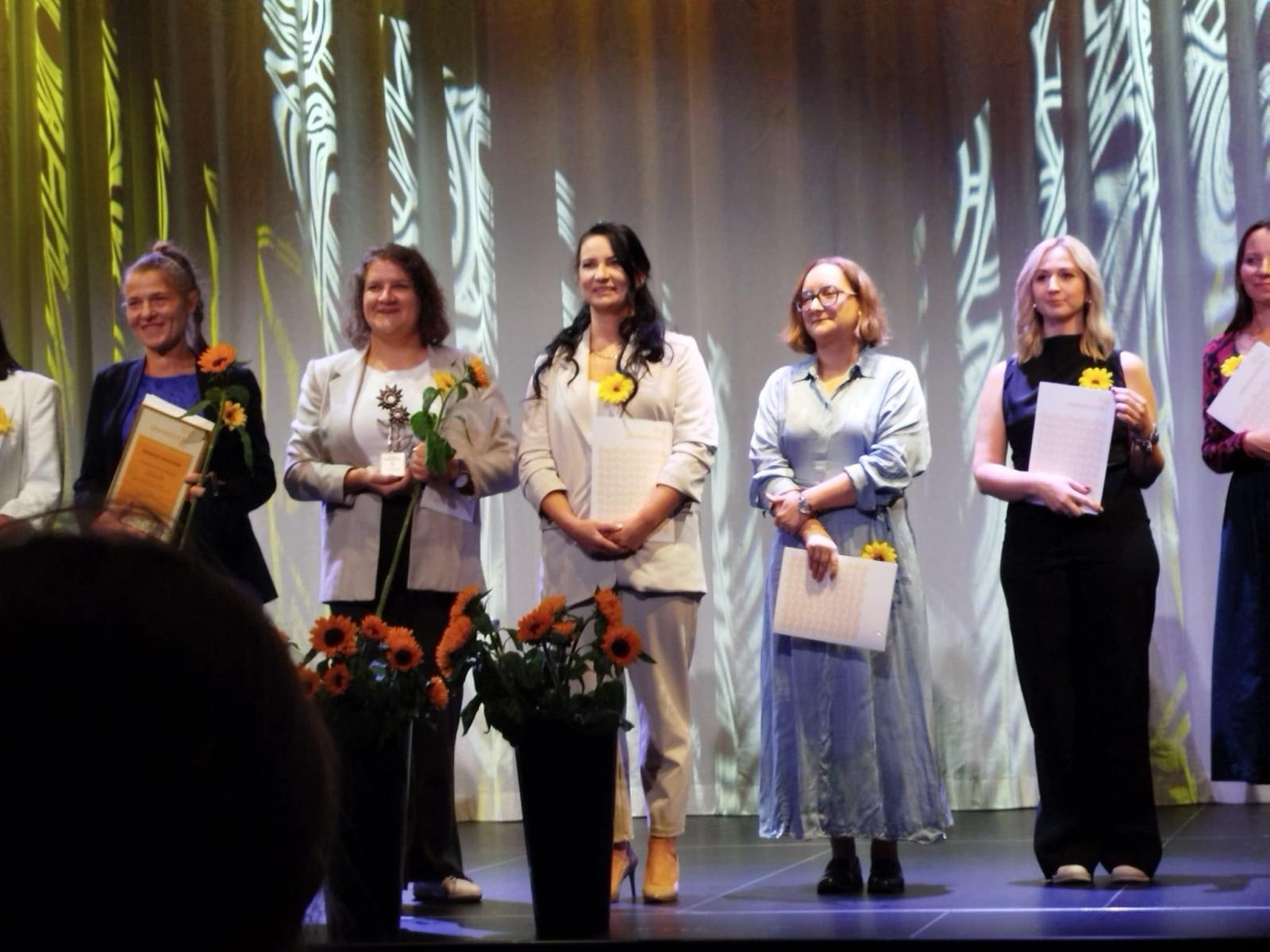 Zdjęcie w galerii na portalu naszraciborz.pl: Wyróżnienie dla Strefy SOWA w Raciborzu podczas gali Słoneczniki wiadomości z regionu