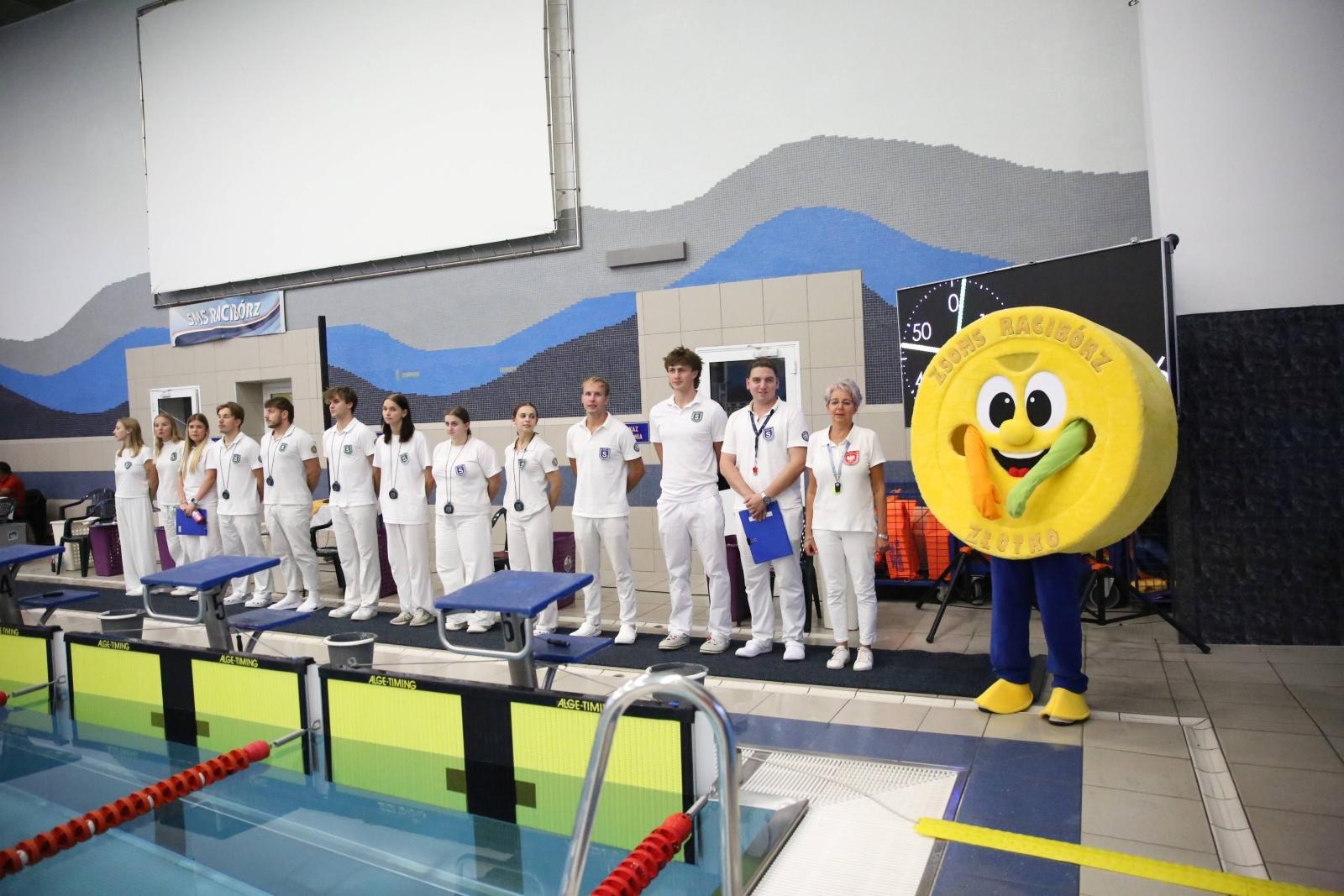 Zdjęcie w galerii na portalu naszraciborz.pl: Międzynarodowe Mistrzostwa w Pływaniu o Puchar Marszałka – sportowe święto w ZSOMS Racibórz wiadomości z regionu