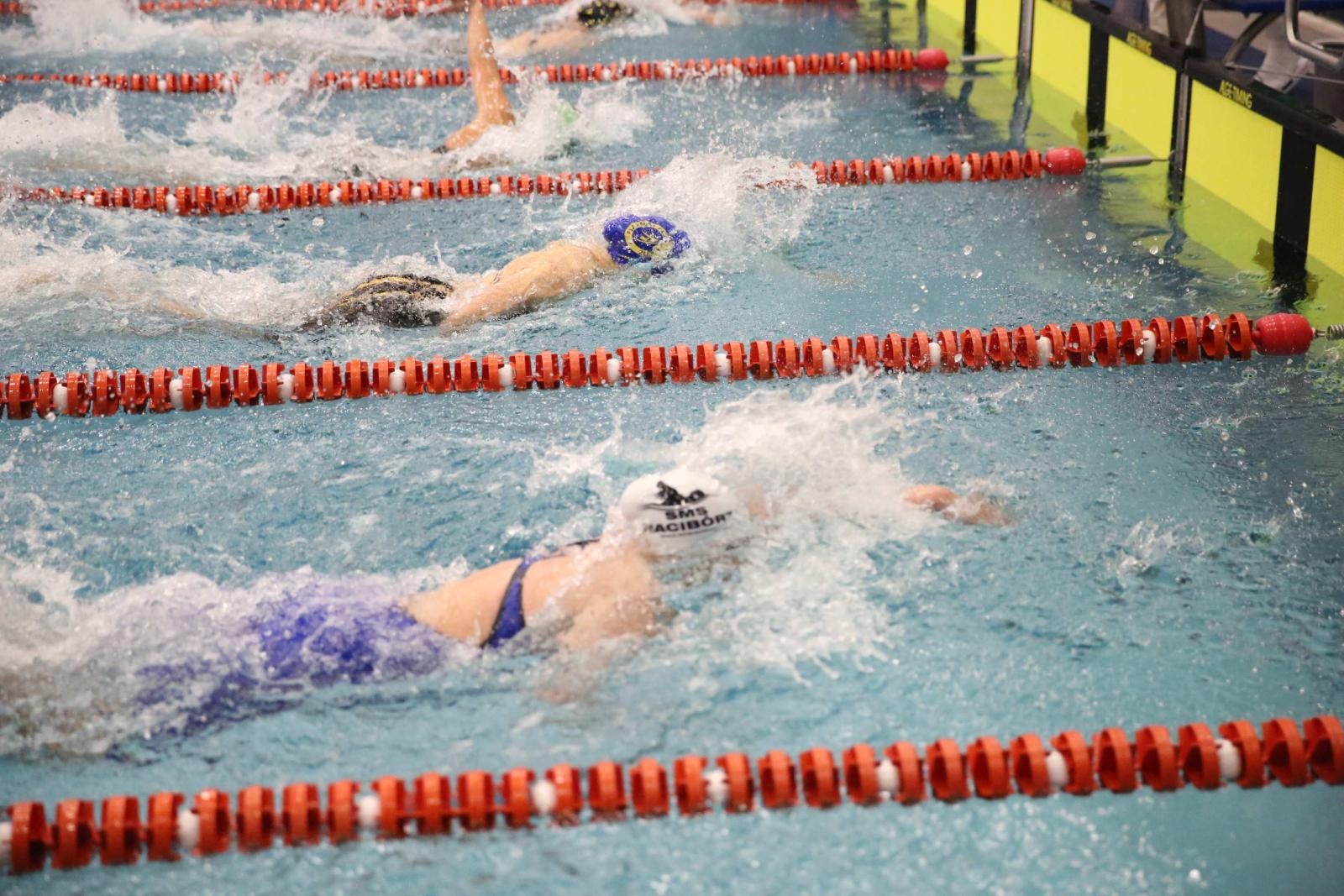 Zdjęcie w galerii na portalu naszraciborz.pl: Międzynarodowe Mistrzostwa w Pływaniu o Puchar Marszałka – sportowe święto w ZSOMS Racibórz wiadomości z regionu