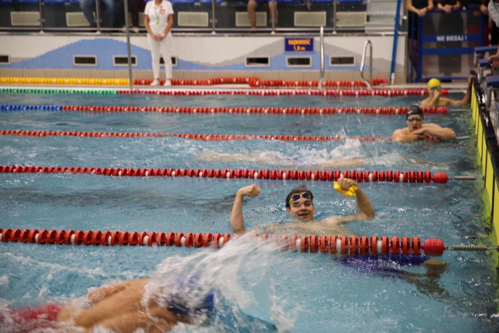 Zdjęcie w galerii na portalu naszraciborz.pl: Międzynarodowe Mistrzostwa w Pływaniu o Puchar Marszałka – sportowe święto w ZSOMS Racibórz wiadomości z regionu