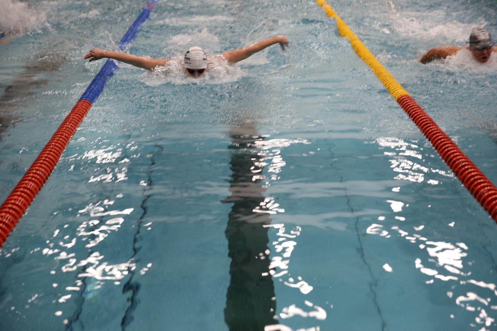 Zdjęcie w galerii na portalu naszraciborz.pl: Międzynarodowe Mistrzostwa w Pływaniu o Puchar Marszałka – sportowe święto w ZSOMS Racibórz wiadomości z regionu