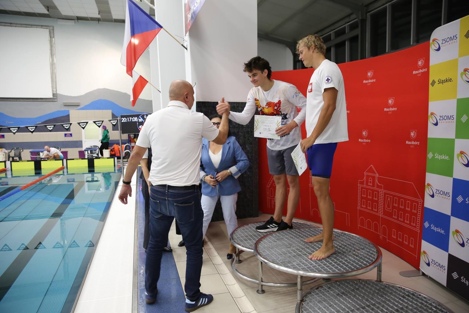 Zdjęcie w galerii na portalu naszraciborz.pl: Międzynarodowe Mistrzostwa w Pływaniu o Puchar Marszałka – sportowe święto w ZSOMS Racibórz wiadomości z regionu