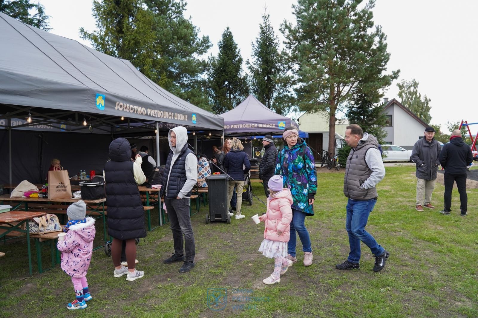Zdjęcie w galerii na portalu naszraciborz.pl: Nowy skwer w Pietrowicach Wielkich miejscem spotkań mieszkańców wiadomości z regionu