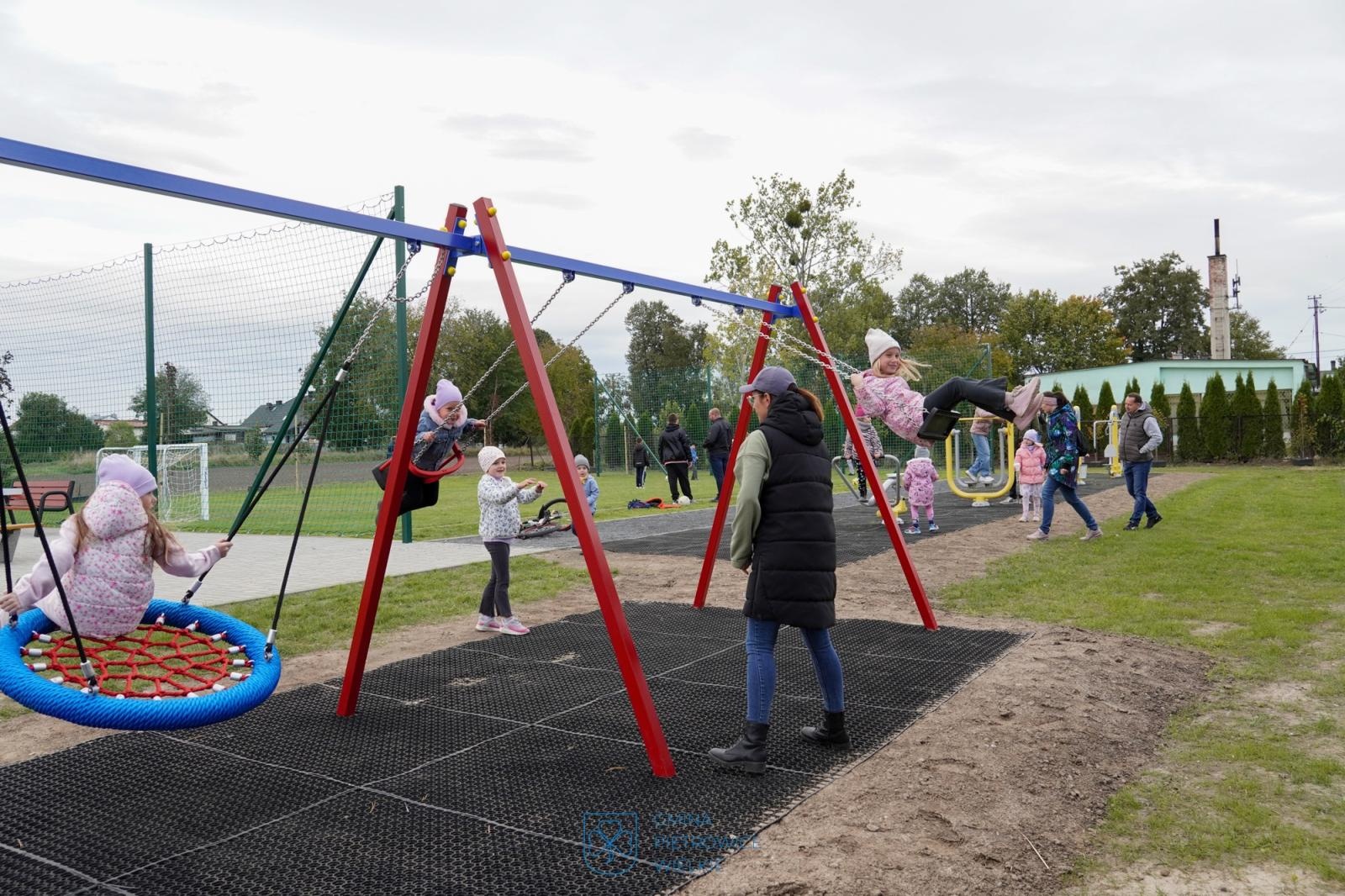 Zdjęcie w galerii na portalu naszraciborz.pl: Nowy skwer w Pietrowicach Wielkich miejscem spotkań mieszkańców wiadomości z regionu
