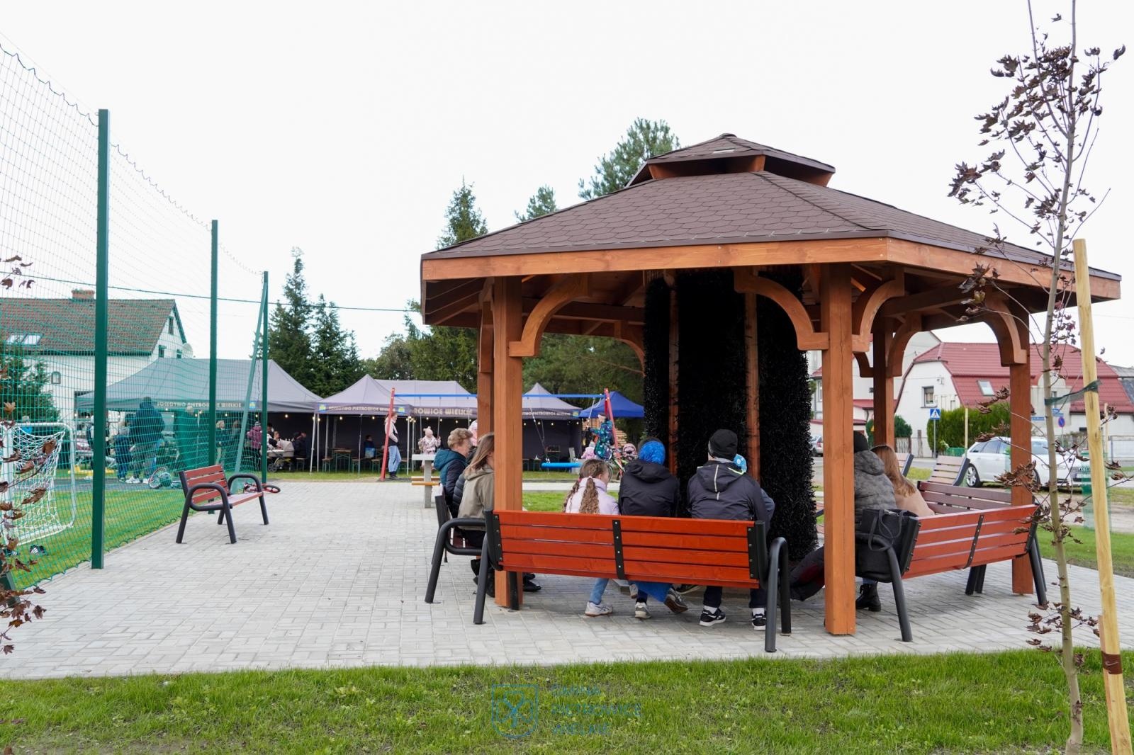 Zdjęcie w galerii na portalu naszraciborz.pl: Nowy skwer w Pietrowicach Wielkich miejscem spotkań mieszkańców wiadomości z regionu