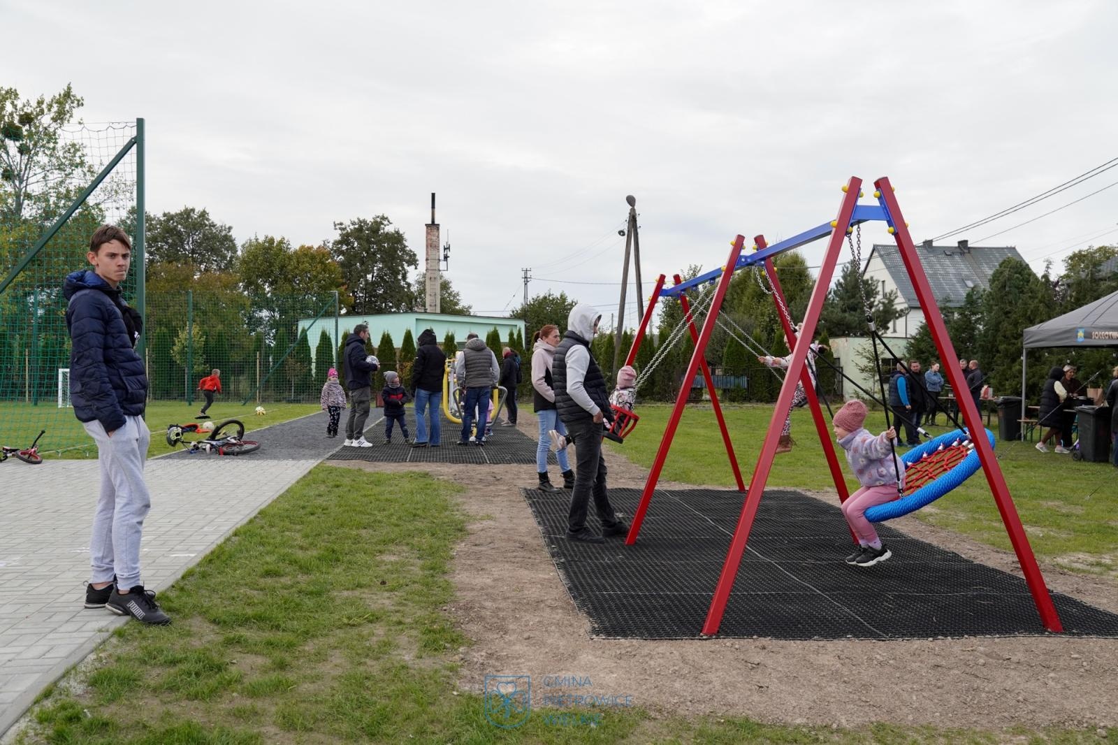 Zdjęcie w galerii na portalu naszraciborz.pl: Nowy skwer w Pietrowicach Wielkich miejscem spotkań mieszkańców wiadomości z regionu
