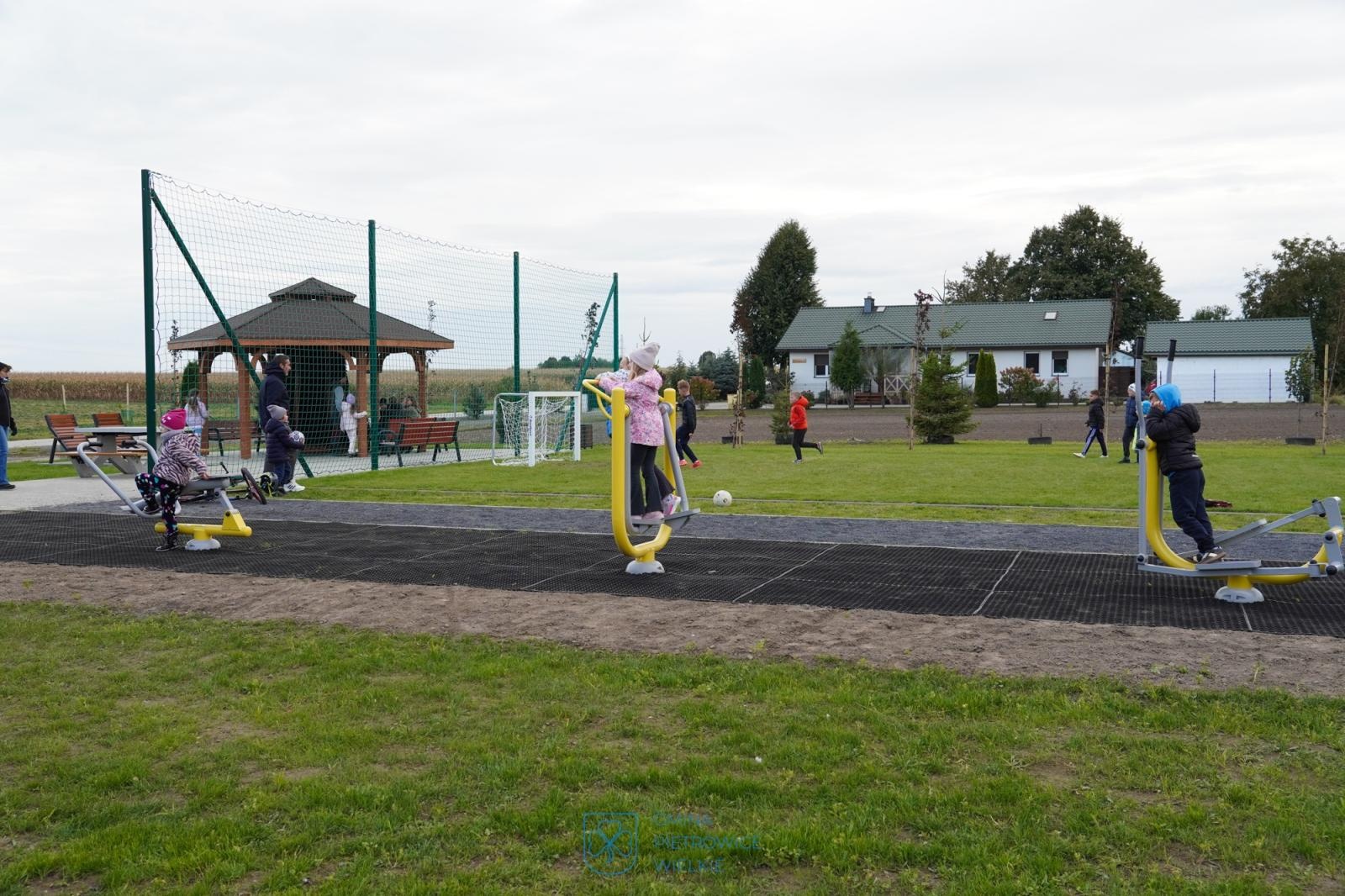 Zdjęcie w galerii na portalu naszraciborz.pl: Nowy skwer w Pietrowicach Wielkich miejscem spotkań mieszkańców wiadomości z regionu