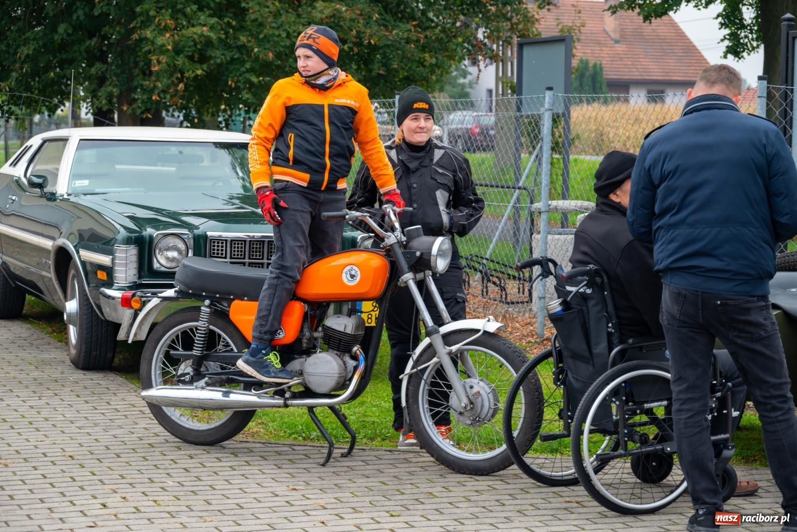 Zdjęcie w galerii na portalu naszraciborz.pl: Jesienny zlot pojazdów zabytkowych w Zabełkowie na zamknięcie sezonu motorowego wiadomości z regionu