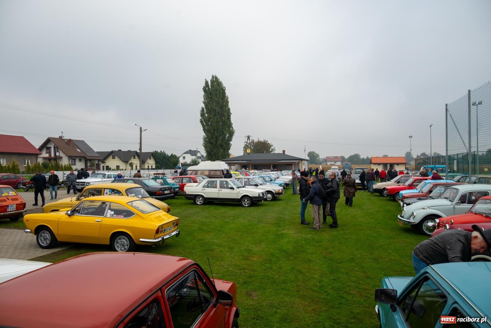Zdjęcie w galerii na portalu naszraciborz.pl: Jesienny zlot pojazdów zabytkowych w Zabełkowie na zamknięcie sezonu motorowego wiadomości z regionu