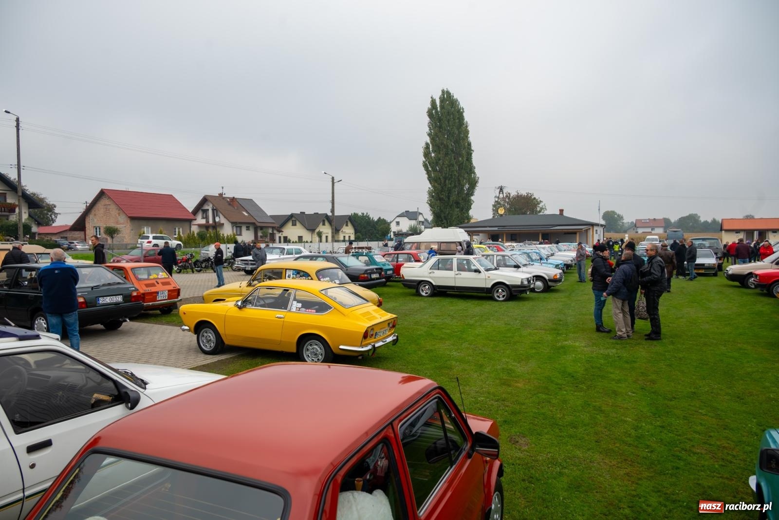 Zdjęcie w galerii na portalu naszraciborz.pl: Jesienny zlot pojazdów zabytkowych w Zabełkowie na zamknięcie sezonu motorowego wiadomości z regionu