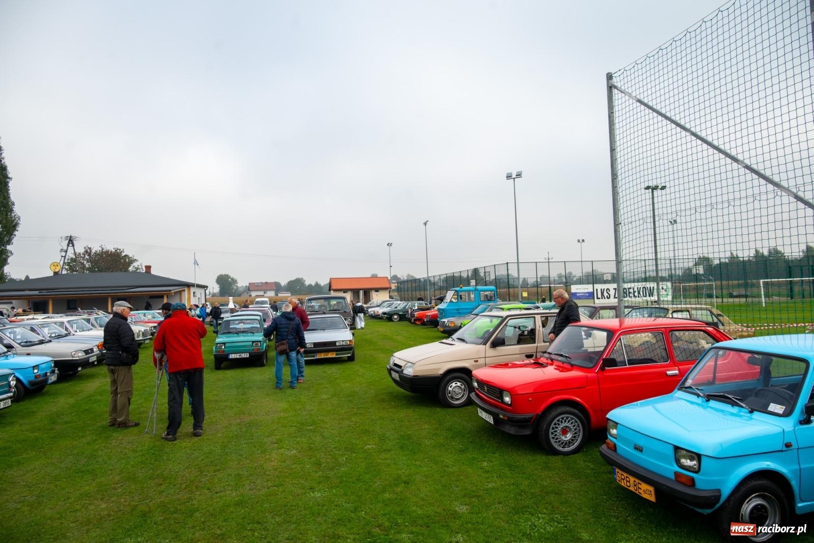 Zdjęcie w galerii na portalu naszraciborz.pl: Jesienny zlot pojazdów zabytkowych w Zabełkowie na zamknięcie sezonu motorowego wiadomości z regionu