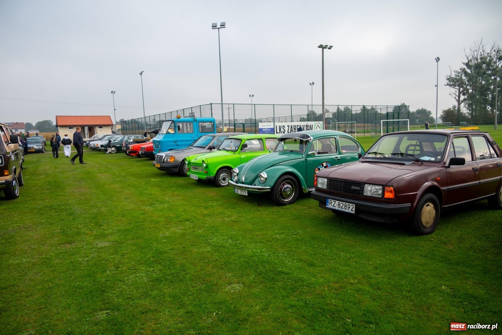 Zdjęcie w galerii na portalu naszraciborz.pl: Jesienny zlot pojazdów zabytkowych w Zabełkowie na zamknięcie sezonu motorowego wiadomości z regionu