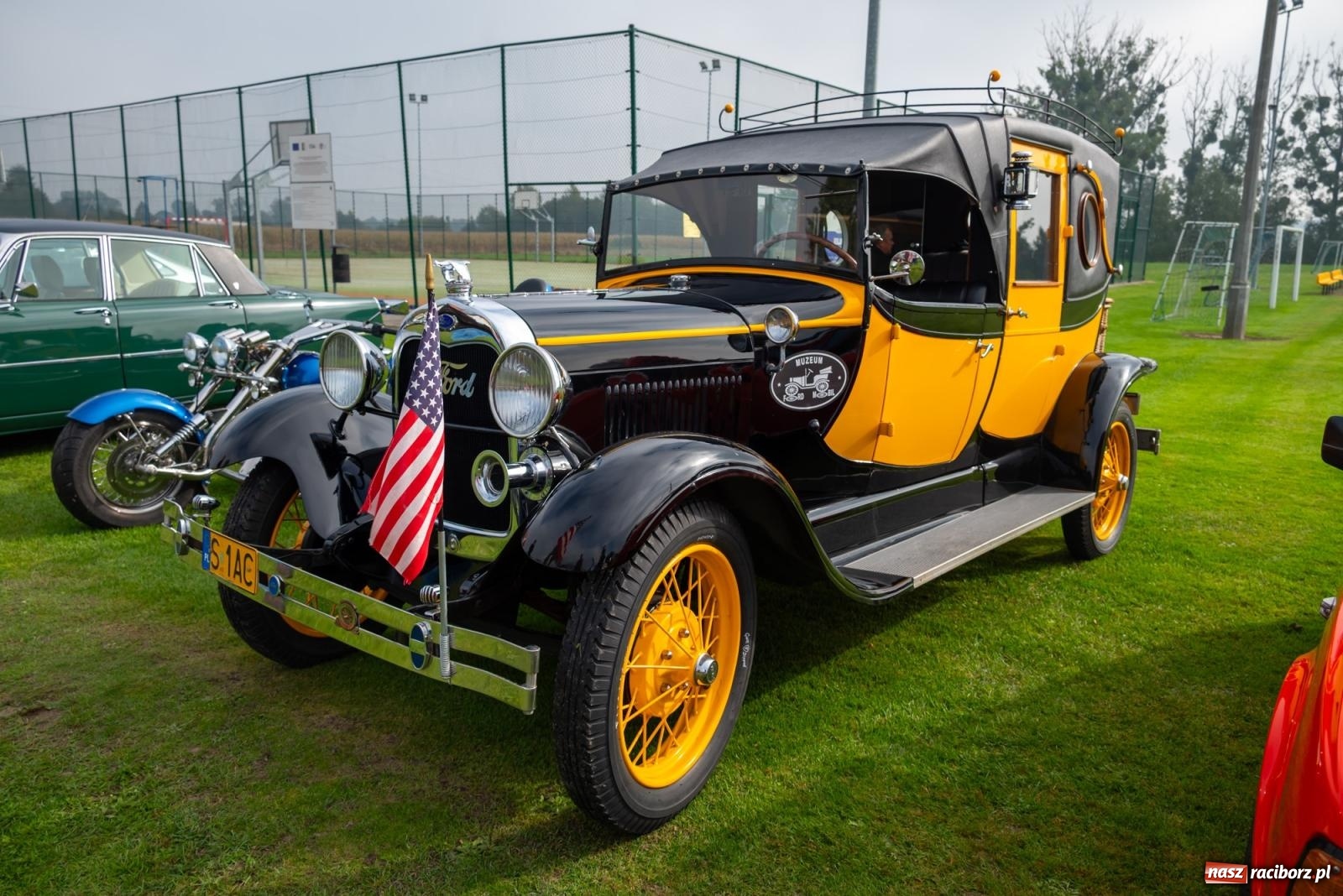 Zdjęcie w galerii na portalu naszraciborz.pl: Jesienny zlot pojazdów zabytkowych w Zabełkowie na zamknięcie sezonu motorowego wiadomości z regionu