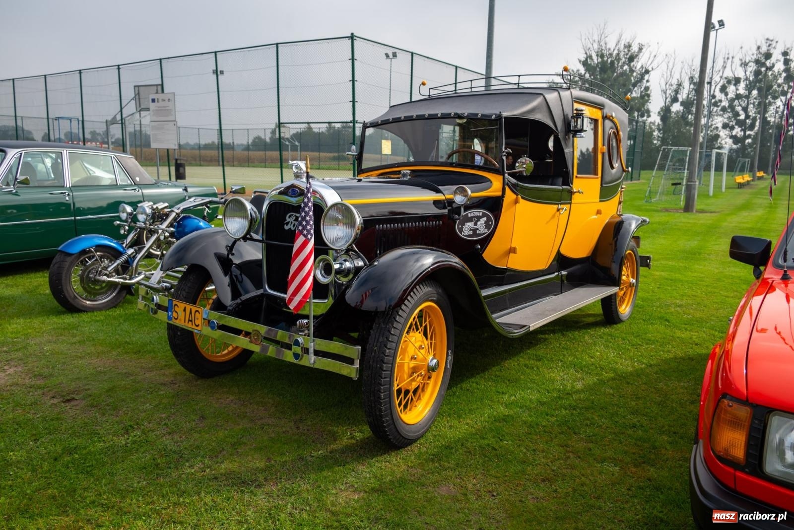Zdjęcie w galerii na portalu naszraciborz.pl: Jesienny zlot pojazdów zabytkowych w Zabełkowie na zamknięcie sezonu motorowego wiadomości z regionu