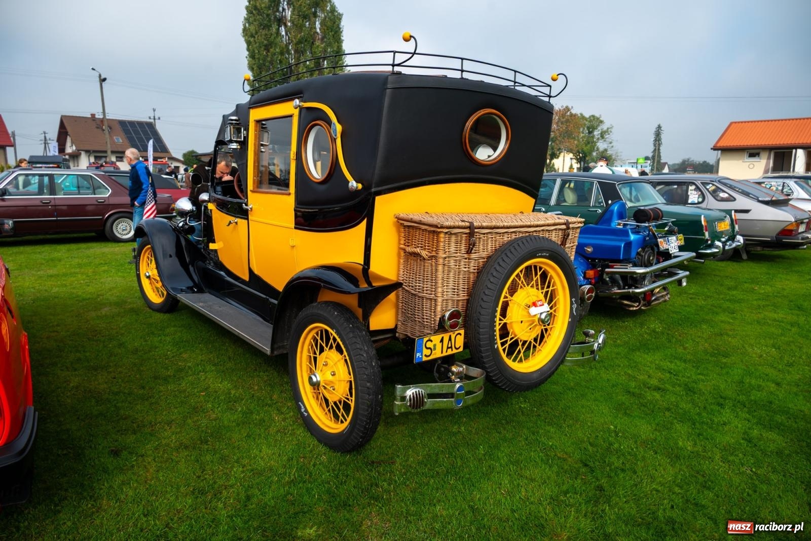 Zdjęcie w galerii na portalu naszraciborz.pl: Jesienny zlot pojazdów zabytkowych w Zabełkowie na zamknięcie sezonu motorowego wiadomości z regionu