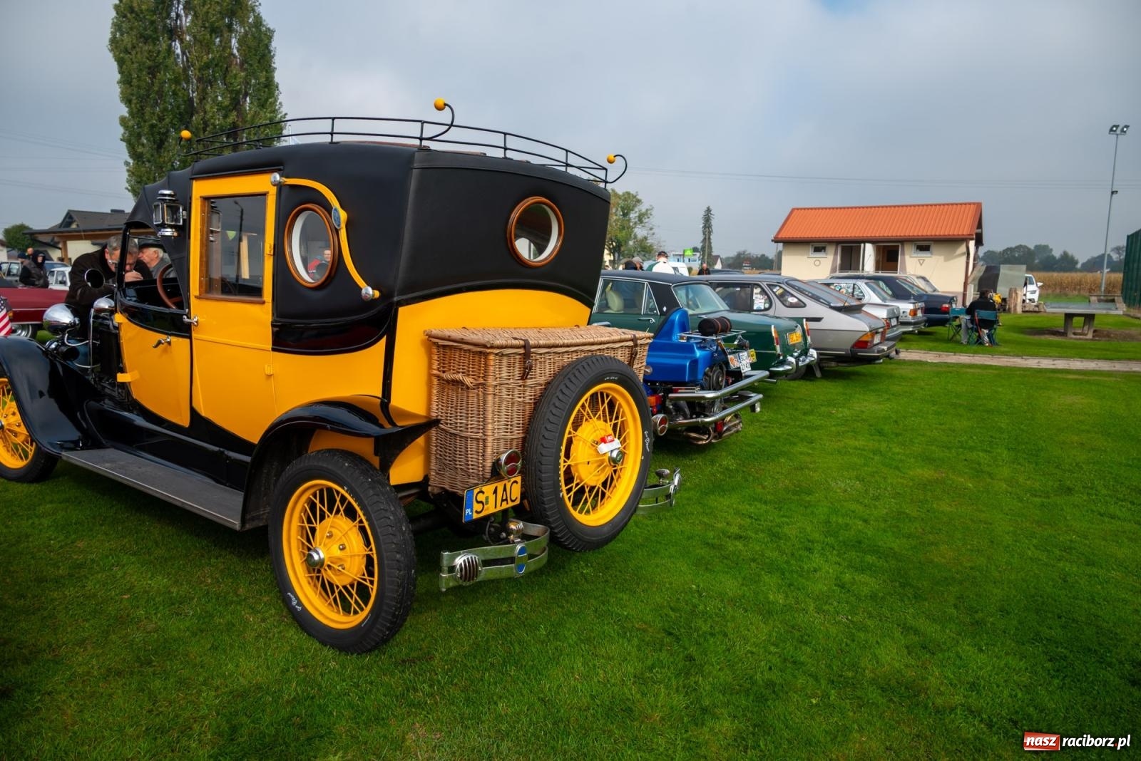 Zdjęcie w galerii na portalu naszraciborz.pl: Jesienny zlot pojazdów zabytkowych w Zabełkowie na zamknięcie sezonu motorowego wiadomości z regionu