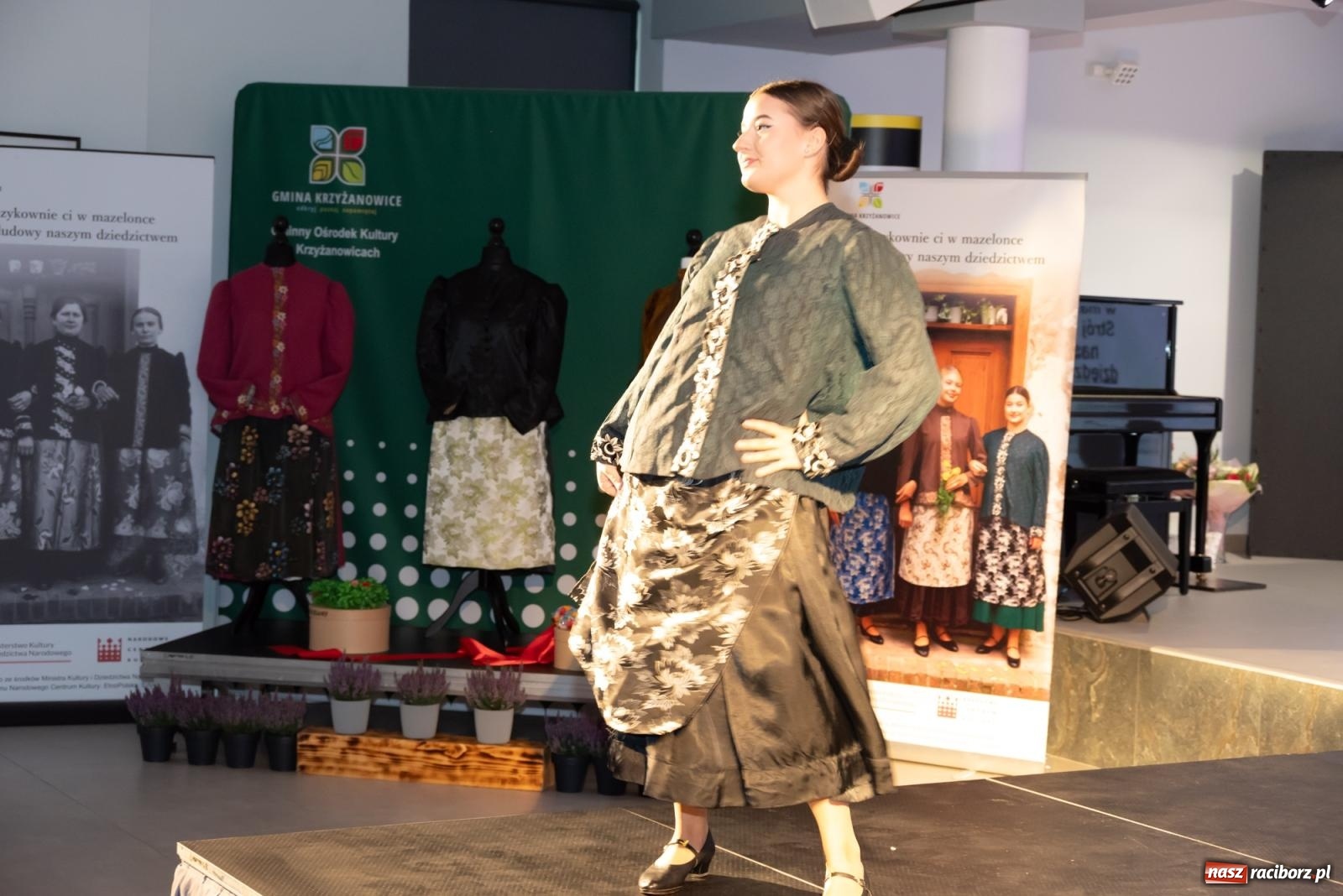 Zdjęcie w galerii na portalu naszraciborz.pl: Śląski strój w nowoczesnym wydaniu. Zakończenie projektu Szykownie ci w mazelonce w Tworkowie wiadomości z regionu