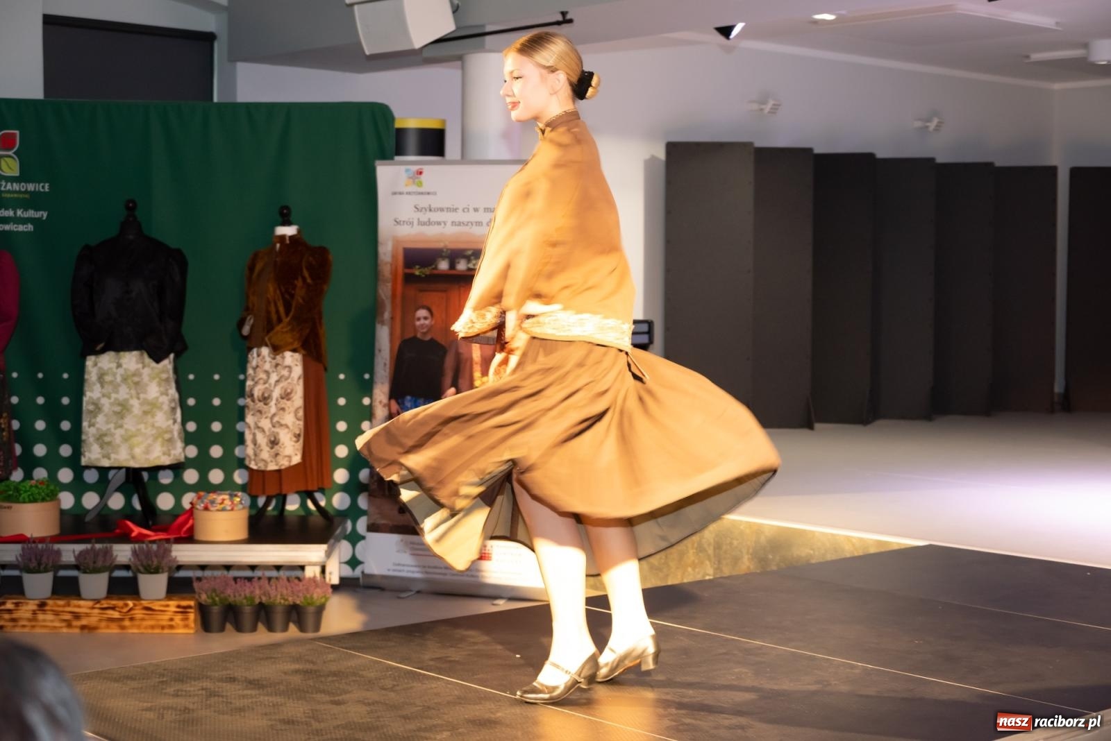 Zdjęcie w galerii na portalu naszraciborz.pl: Śląski strój w nowoczesnym wydaniu. Zakończenie projektu Szykownie ci w mazelonce w Tworkowie wiadomości z regionu