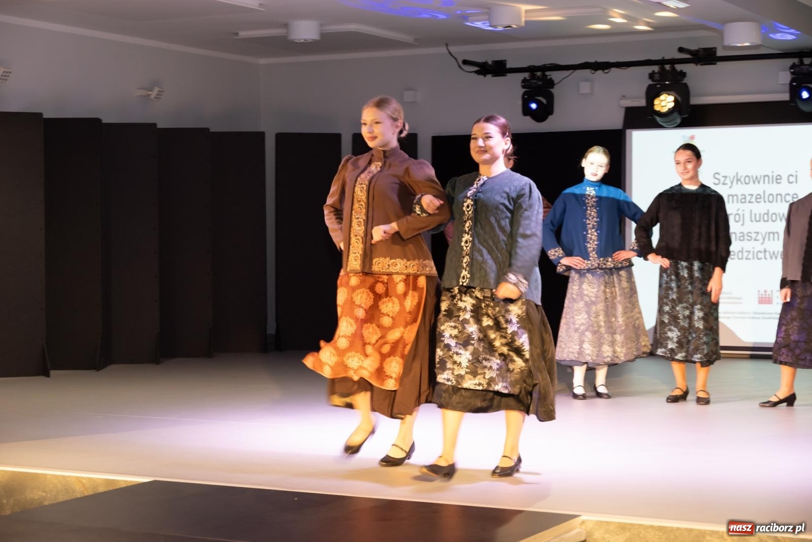 Zdjęcie w galerii na portalu naszraciborz.pl: Śląski strój w nowoczesnym wydaniu. Zakończenie projektu Szykownie ci w mazelonce w Tworkowie wiadomości z regionu