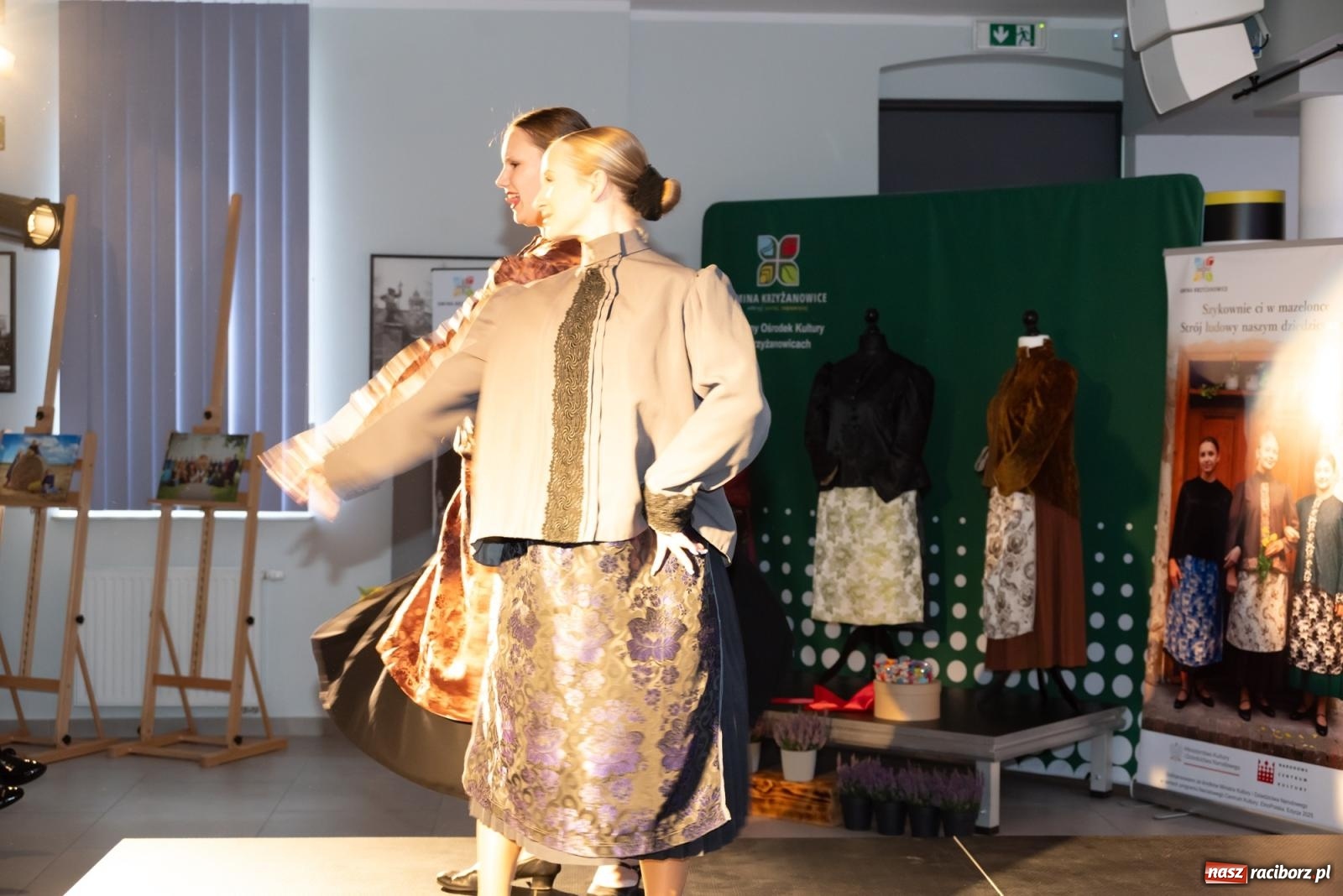 Zdjęcie w galerii na portalu naszraciborz.pl: Śląski strój w nowoczesnym wydaniu. Zakończenie projektu Szykownie ci w mazelonce w Tworkowie wiadomości z regionu