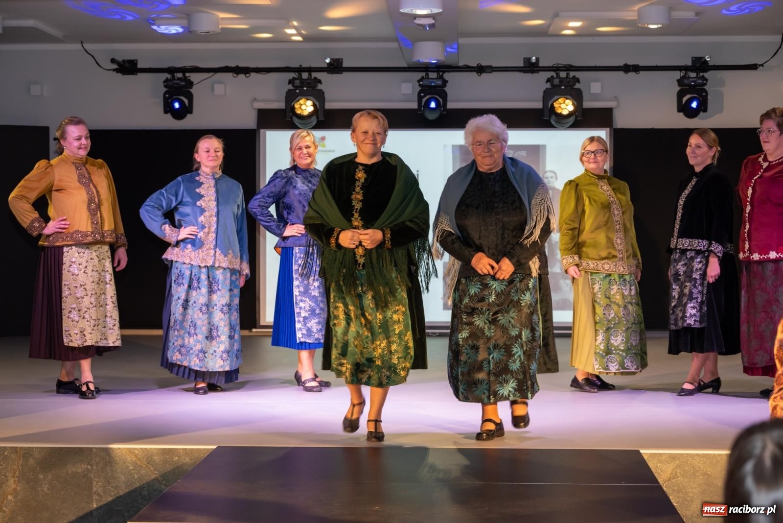 Zdjęcie w galerii na portalu naszraciborz.pl: Śląski strój w nowoczesnym wydaniu. Zakończenie projektu Szykownie ci w mazelonce w Tworkowie wiadomości z regionu