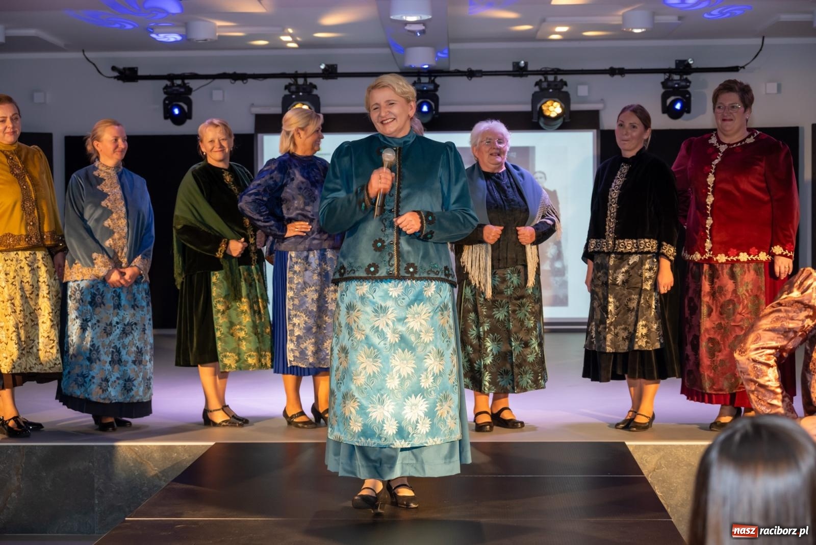 Zdjęcie w galerii na portalu naszraciborz.pl: Śląski strój w nowoczesnym wydaniu. Zakończenie projektu Szykownie ci w mazelonce w Tworkowie wiadomości z regionu