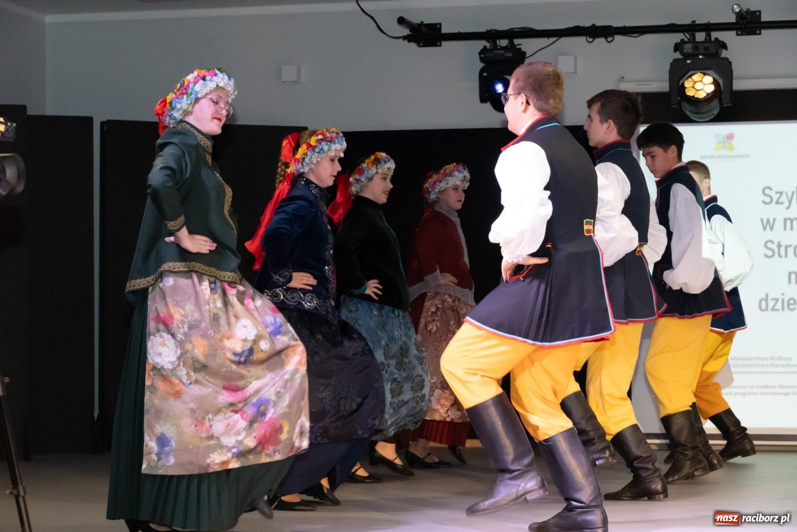 Zdjęcie w galerii na portalu naszraciborz.pl: Śląski strój w nowoczesnym wydaniu. Zakończenie projektu Szykownie ci w mazelonce w Tworkowie wiadomości z regionu