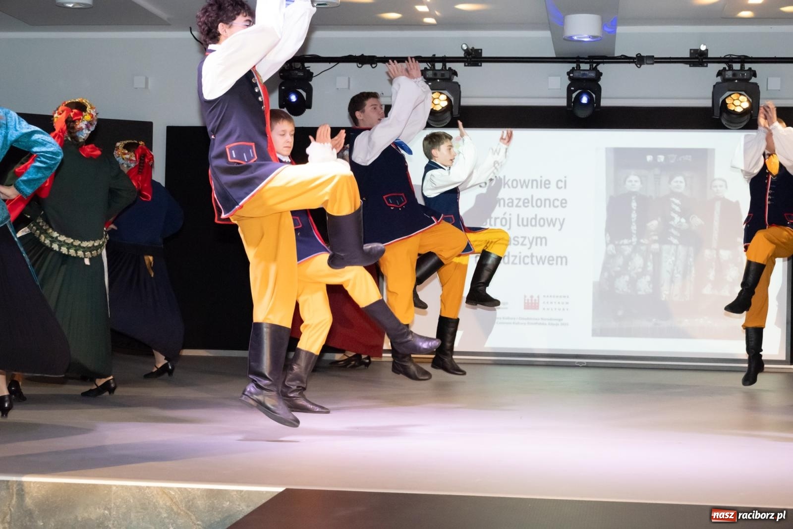 Zdjęcie w galerii na portalu naszraciborz.pl: Śląski strój w nowoczesnym wydaniu. Zakończenie projektu Szykownie ci w mazelonce w Tworkowie wiadomości z regionu