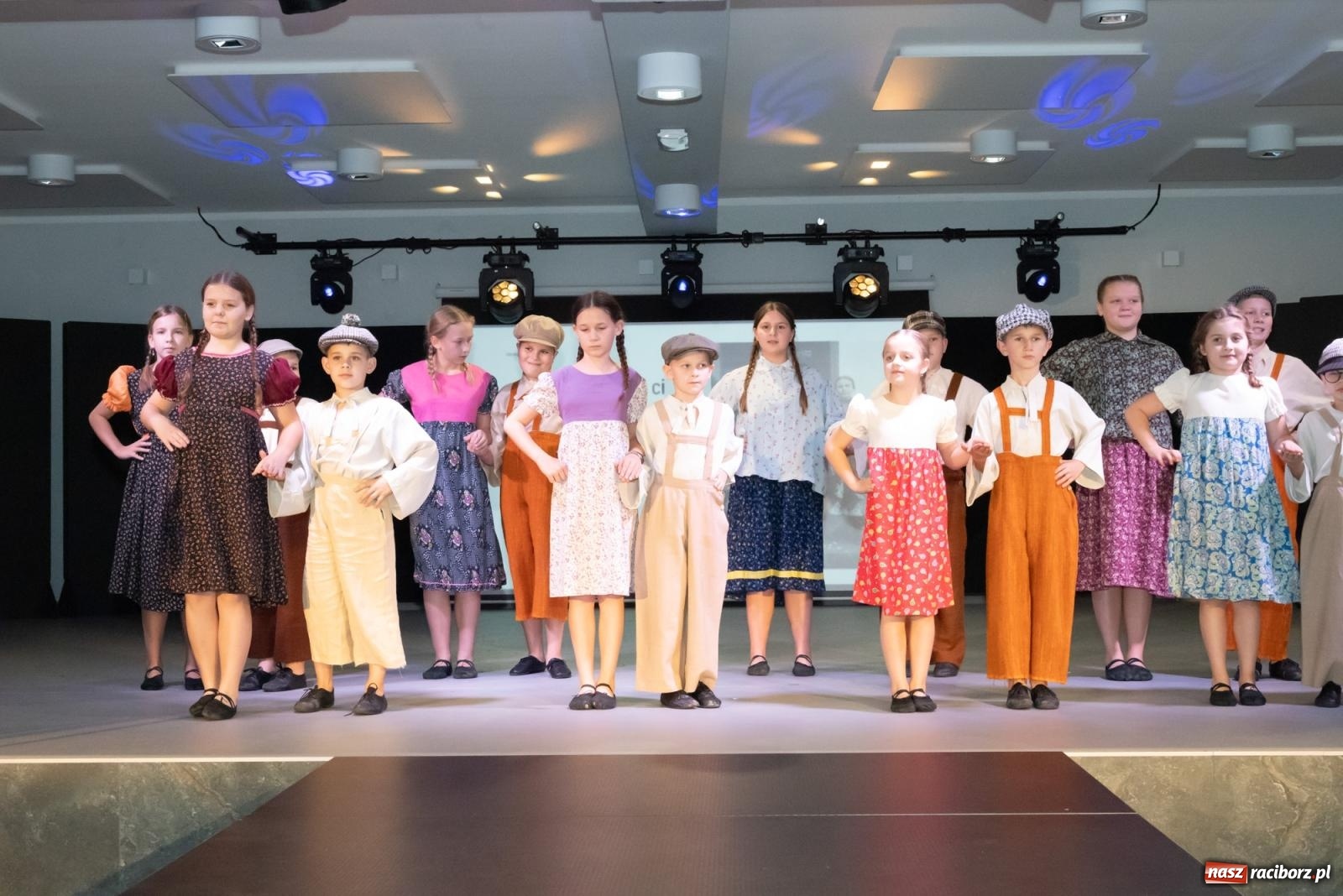 Zdjęcie w galerii na portalu naszraciborz.pl: Śląski strój w nowoczesnym wydaniu. Zakończenie projektu Szykownie ci w mazelonce w Tworkowie wiadomości z regionu