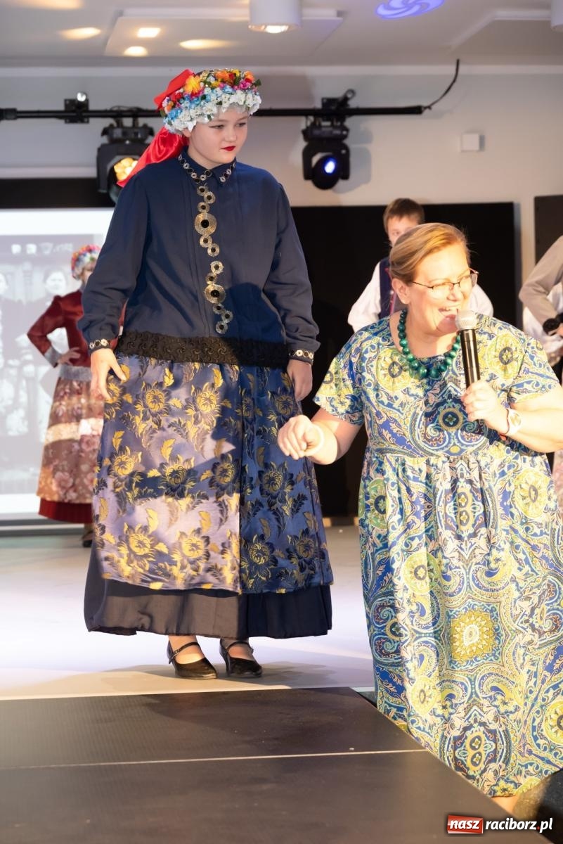 Zdjęcie w galerii na portalu naszraciborz.pl: Śląski strój w nowoczesnym wydaniu. Zakończenie projektu Szykownie ci w mazelonce w Tworkowie wiadomości z regionu