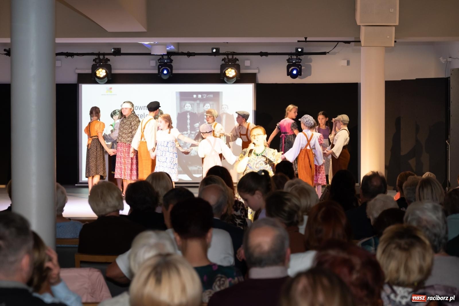 Zdjęcie w galerii na portalu naszraciborz.pl: Śląski strój w nowoczesnym wydaniu. Zakończenie projektu Szykownie ci w mazelonce w Tworkowie wiadomości z regionu