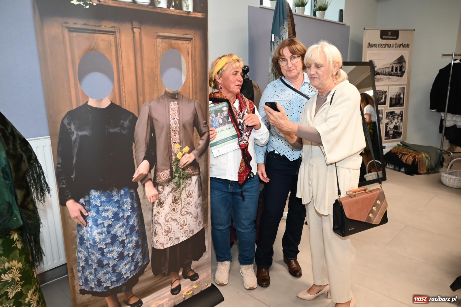 Zdjęcie w galerii na portalu naszraciborz.pl: Śląski strój w nowoczesnym wydaniu. Zakończenie projektu Szykownie ci w mazelonce w Tworkowie wiadomości z regionu