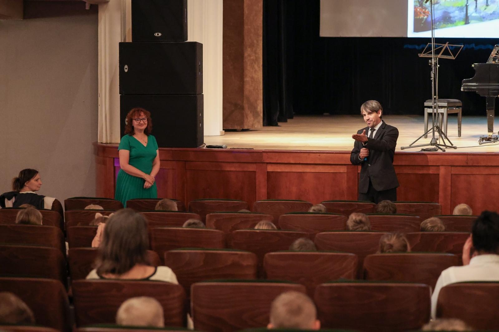 Zdjęcie w galerii na portalu naszraciborz.pl: Flet zainaugurował nowy rok koncertów umuzykalniających w RCK. W tym sezonie poznajemy instrumenty dęte wiadomości z regionu