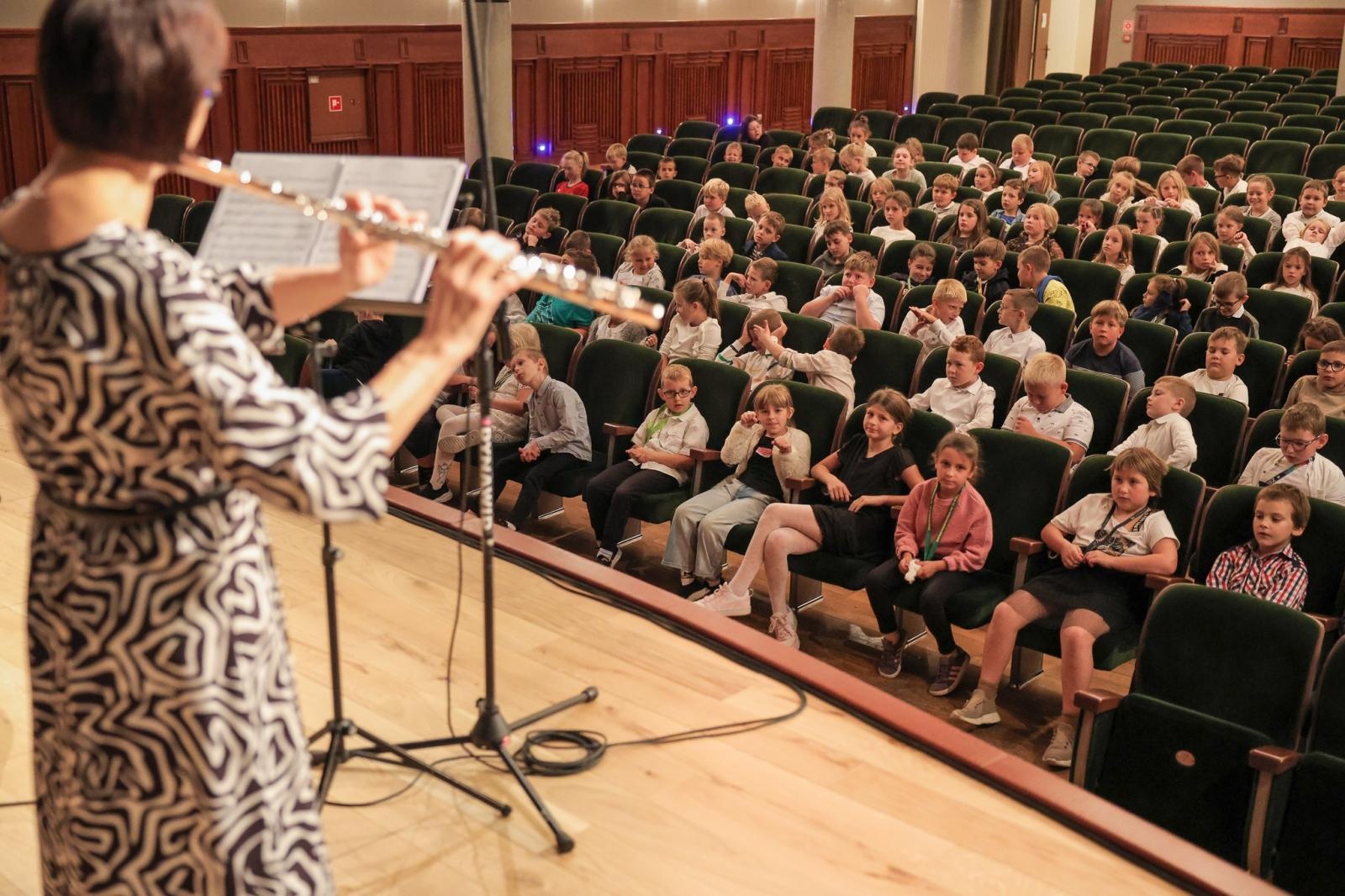 Zdjęcie w galerii na portalu naszraciborz.pl: Flet zainaugurował nowy rok koncertów umuzykalniających w RCK. W tym sezonie poznajemy instrumenty dęte wiadomości z regionu