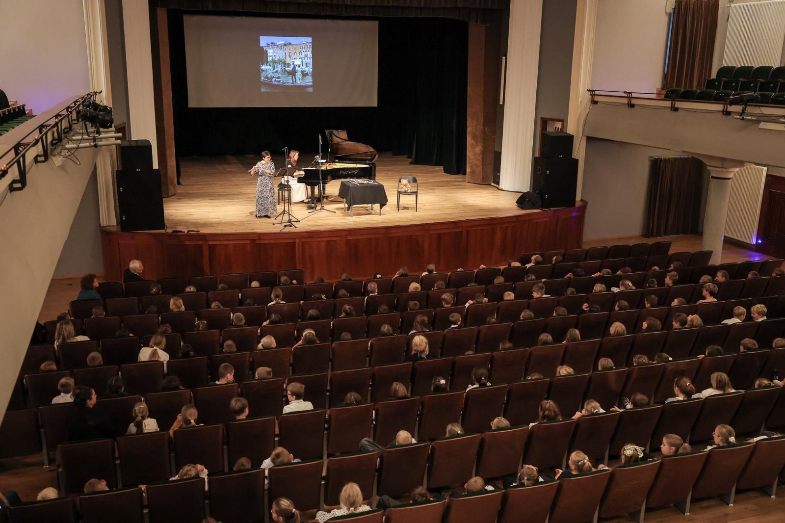 Zdjęcie w galerii na portalu naszraciborz.pl: Flet zainaugurował nowy rok koncertów umuzykalniających w RCK. W tym sezonie poznajemy instrumenty dęte wiadomości z regionu