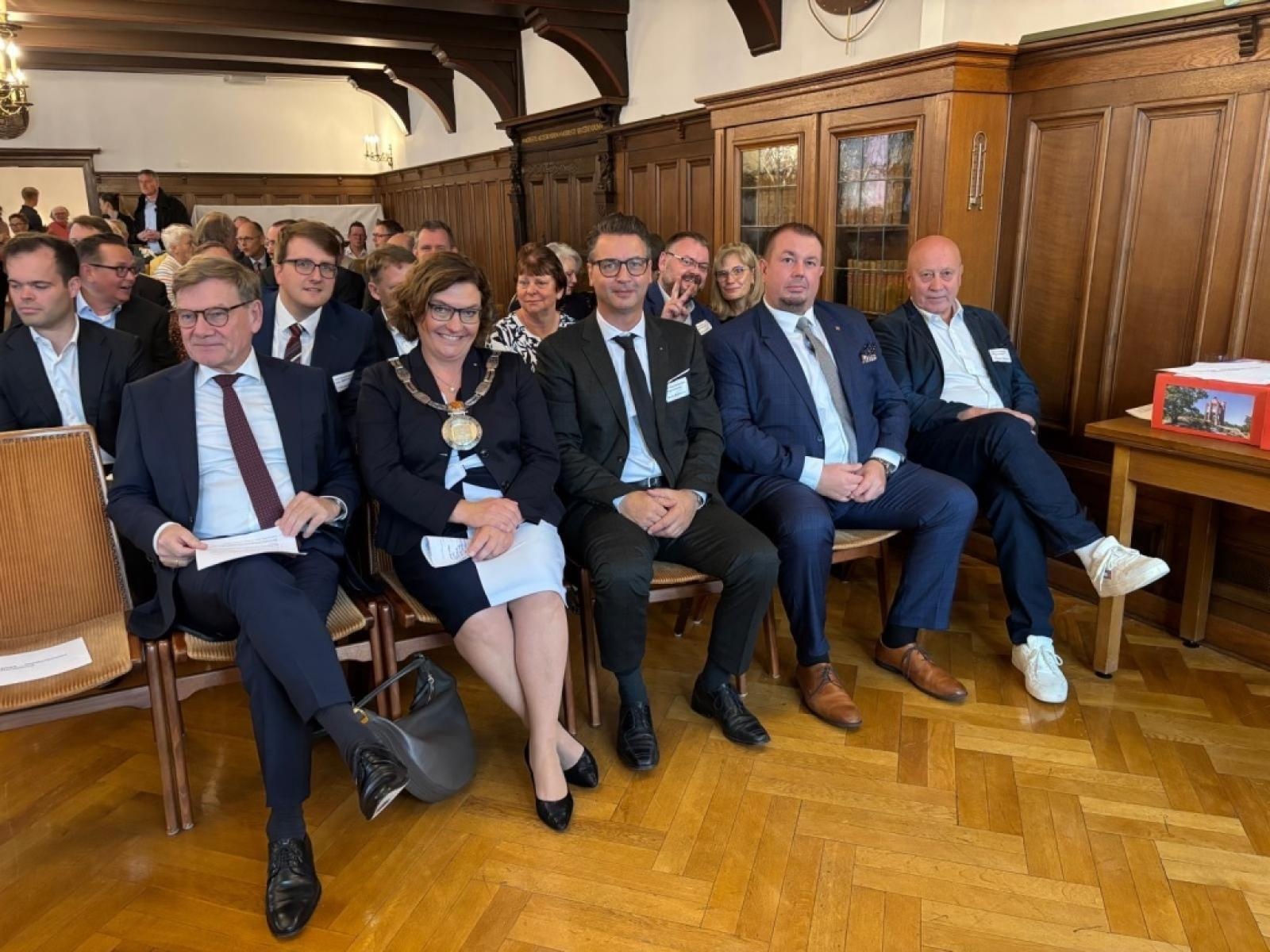 Zdjęcie w galerii na portalu naszraciborz.pl: 35-lecie Zjednoczenia Niemiec i partnerstwa miast Rendsburg–Rathenow z udziałem delegacji z Powiatu Raciborskiego wiadomości z regionu