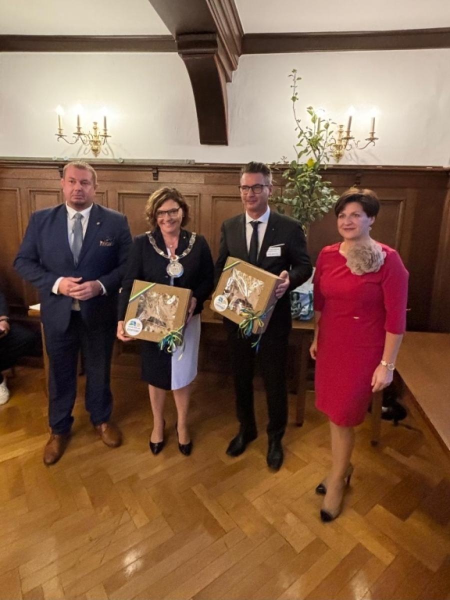 Zdjęcie w galerii na portalu naszraciborz.pl: 35-lecie Zjednoczenia Niemiec i partnerstwa miast Rendsburg–Rathenow z udziałem delegacji z Powiatu Raciborskiego wiadomości z regionu