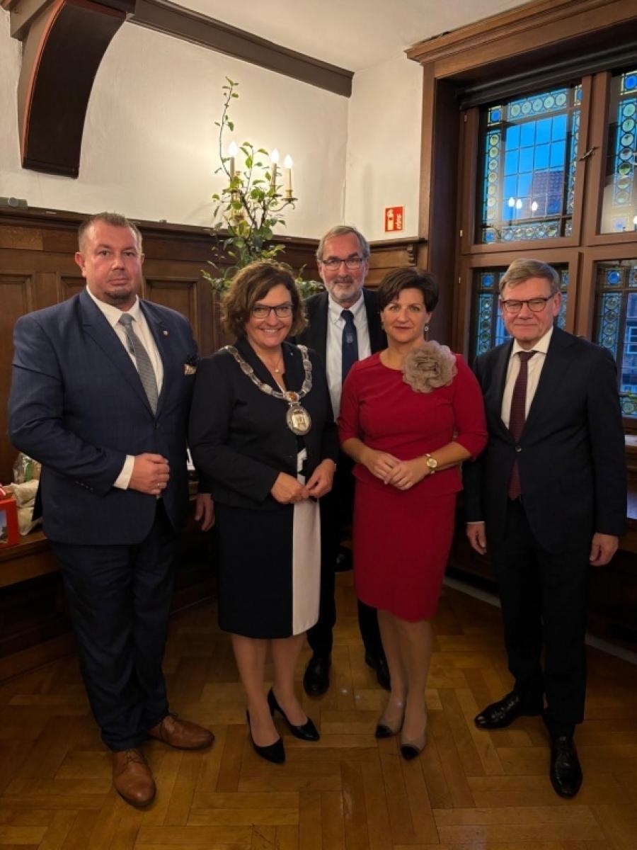 Zdjęcie w galerii na portalu naszraciborz.pl: 35-lecie Zjednoczenia Niemiec i partnerstwa miast Rendsburg–Rathenow z udziałem delegacji z Powiatu Raciborskiego wiadomości z regionu