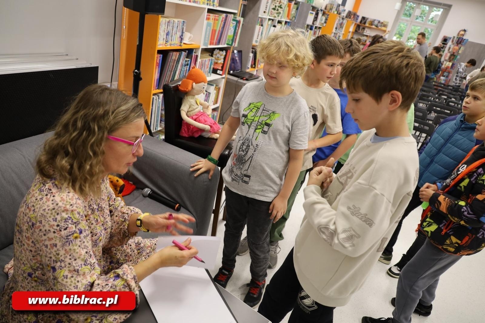 Zdjęcie w galerii na portalu naszraciborz.pl: Z Brazylii prosto do Raciborza! Eliza Piotrowska w bibliotece wiadomości z regionu
