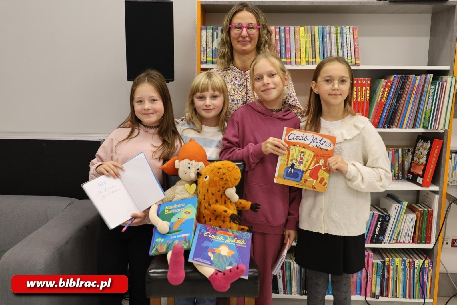 Zdjęcie w galerii na portalu naszraciborz.pl: Z Brazylii prosto do Raciborza! Eliza Piotrowska w bibliotece wiadomości z regionu