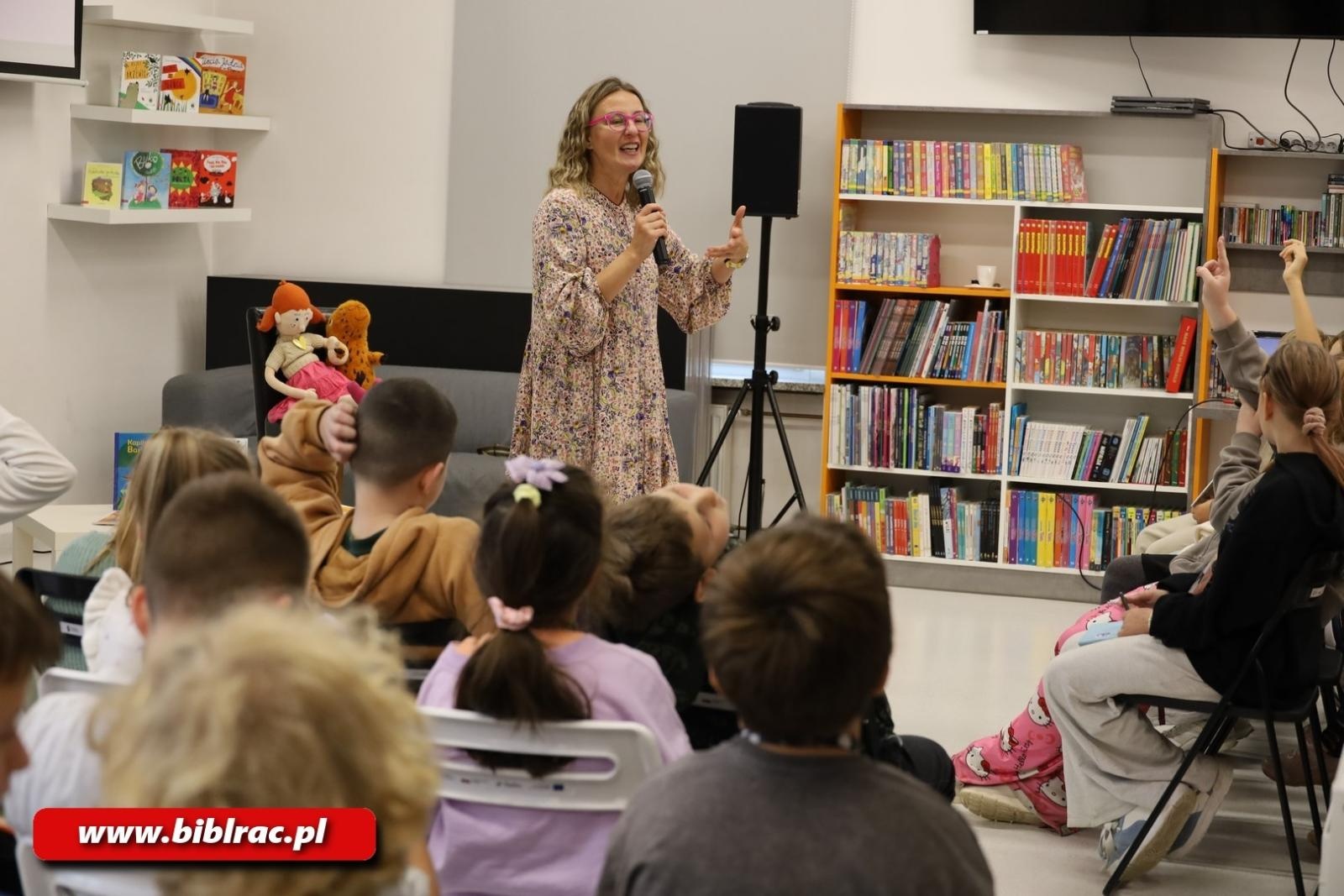 Zdjęcie w galerii na portalu naszraciborz.pl: Z Brazylii prosto do Raciborza! Eliza Piotrowska w bibliotece wiadomości z regionu