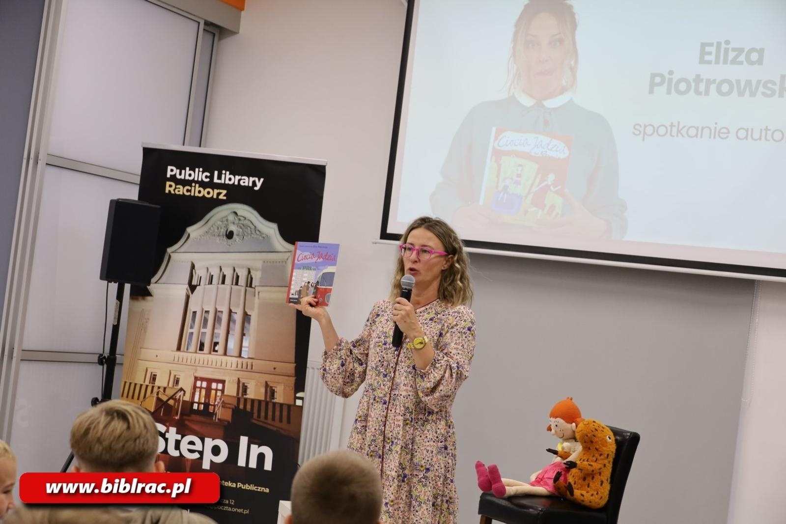 Zdjęcie w galerii na portalu naszraciborz.pl: Z Brazylii prosto do Raciborza! Eliza Piotrowska w bibliotece wiadomości z regionu