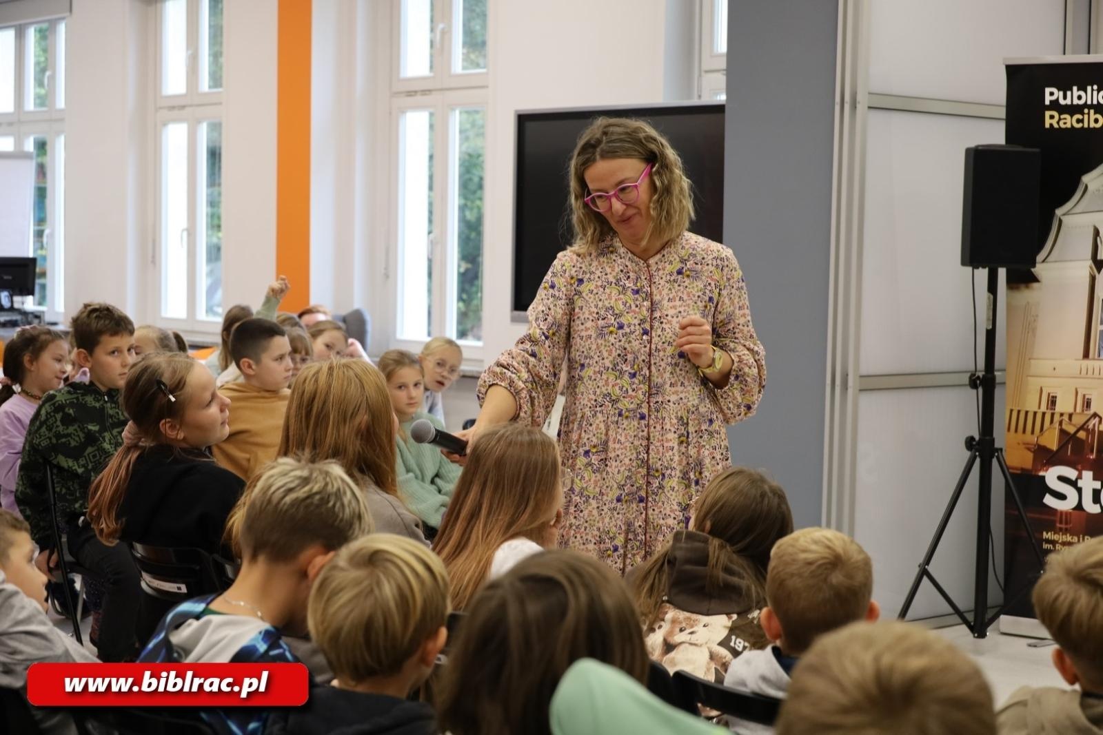 Zdjęcie w galerii na portalu naszraciborz.pl: Z Brazylii prosto do Raciborza! Eliza Piotrowska w bibliotece wiadomości z regionu