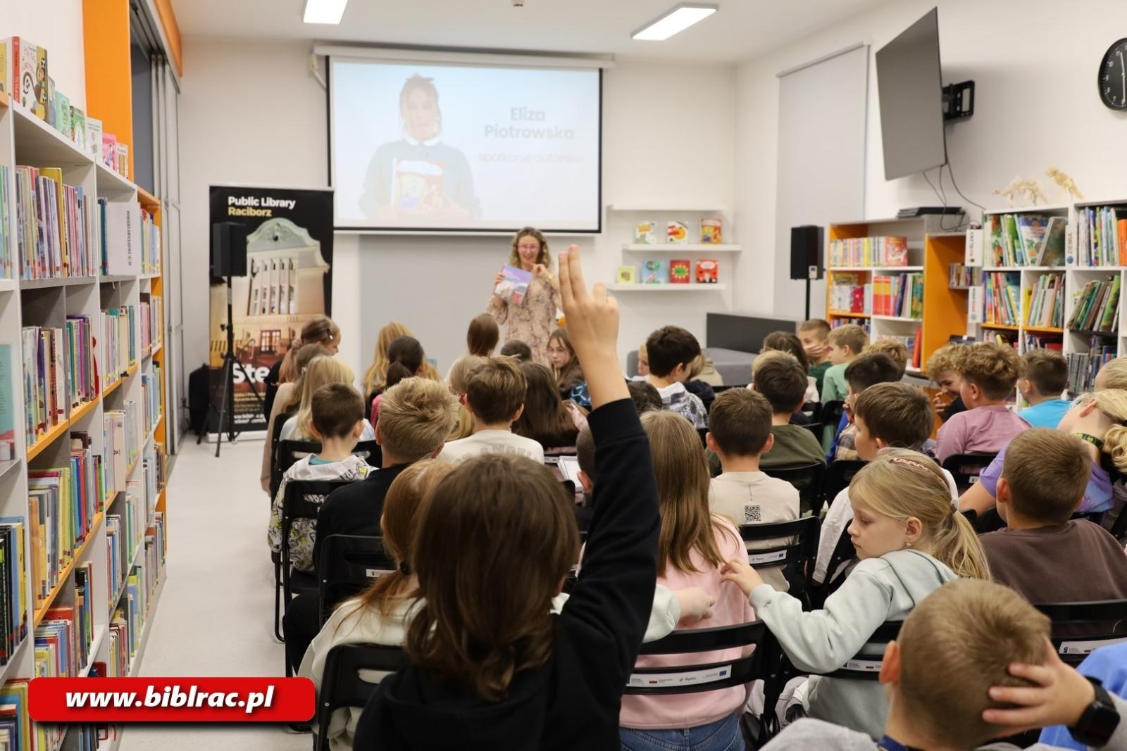 Zdjęcie w galerii na portalu naszraciborz.pl: Z Brazylii prosto do Raciborza! Eliza Piotrowska w bibliotece wiadomości z regionu