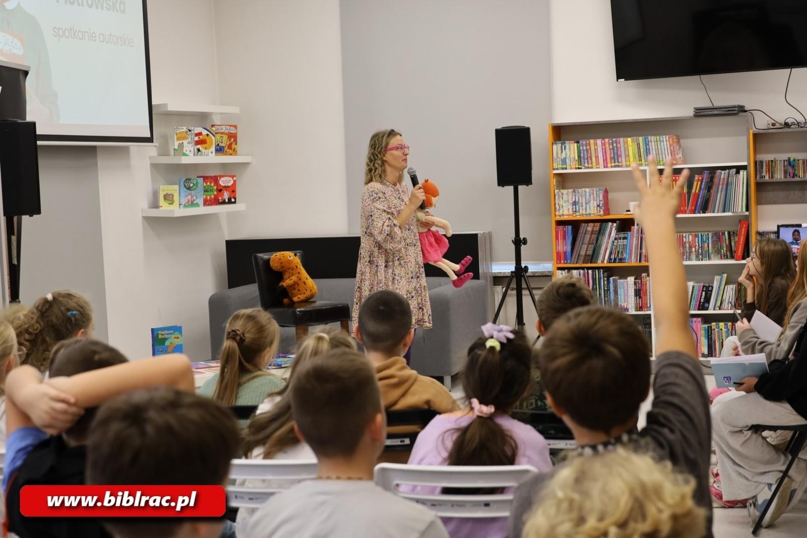 Zdjęcie w galerii na portalu naszraciborz.pl: Z Brazylii prosto do Raciborza! Eliza Piotrowska w bibliotece wiadomości z regionu