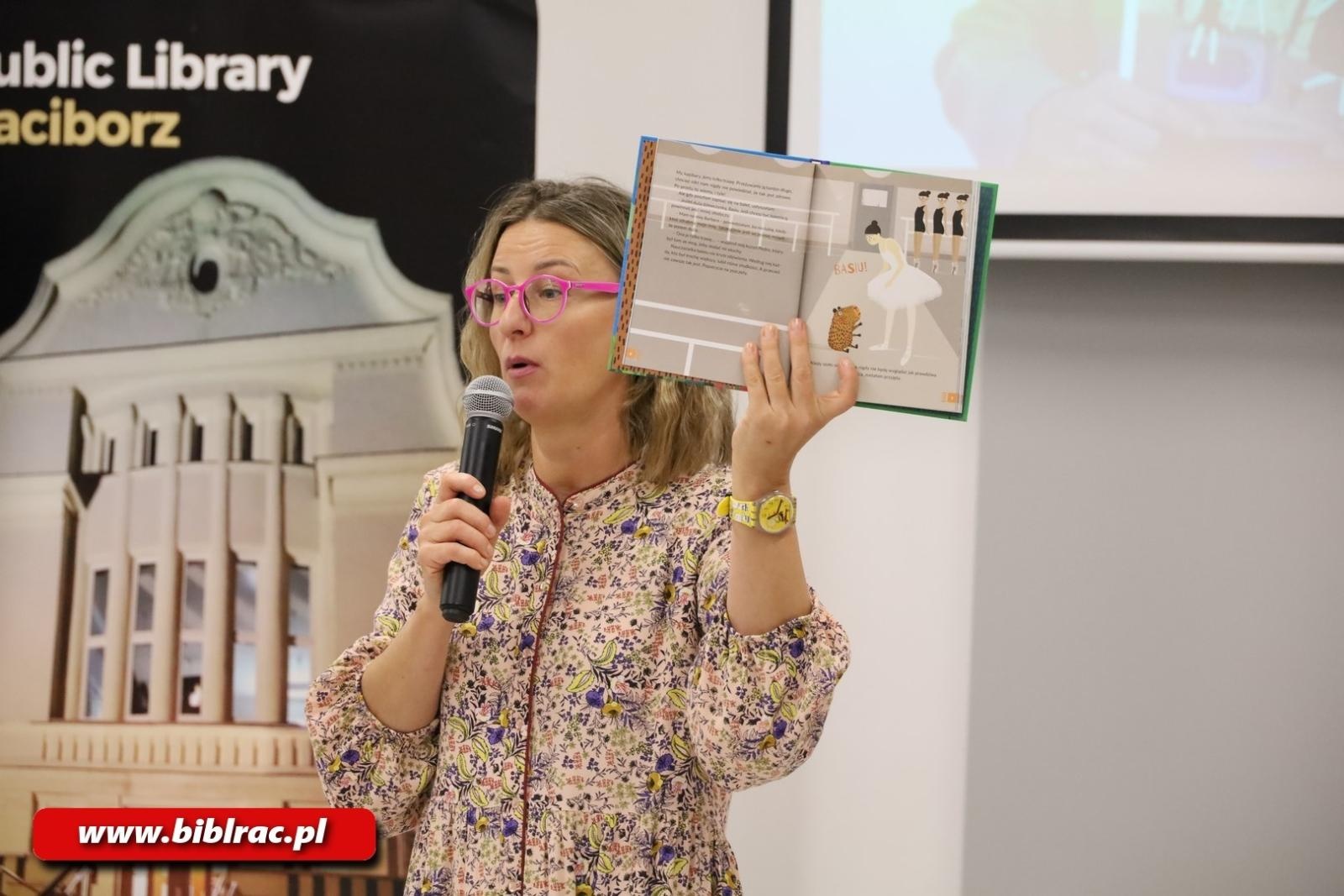 Zdjęcie w galerii na portalu naszraciborz.pl: Z Brazylii prosto do Raciborza! Eliza Piotrowska w bibliotece wiadomości z regionu