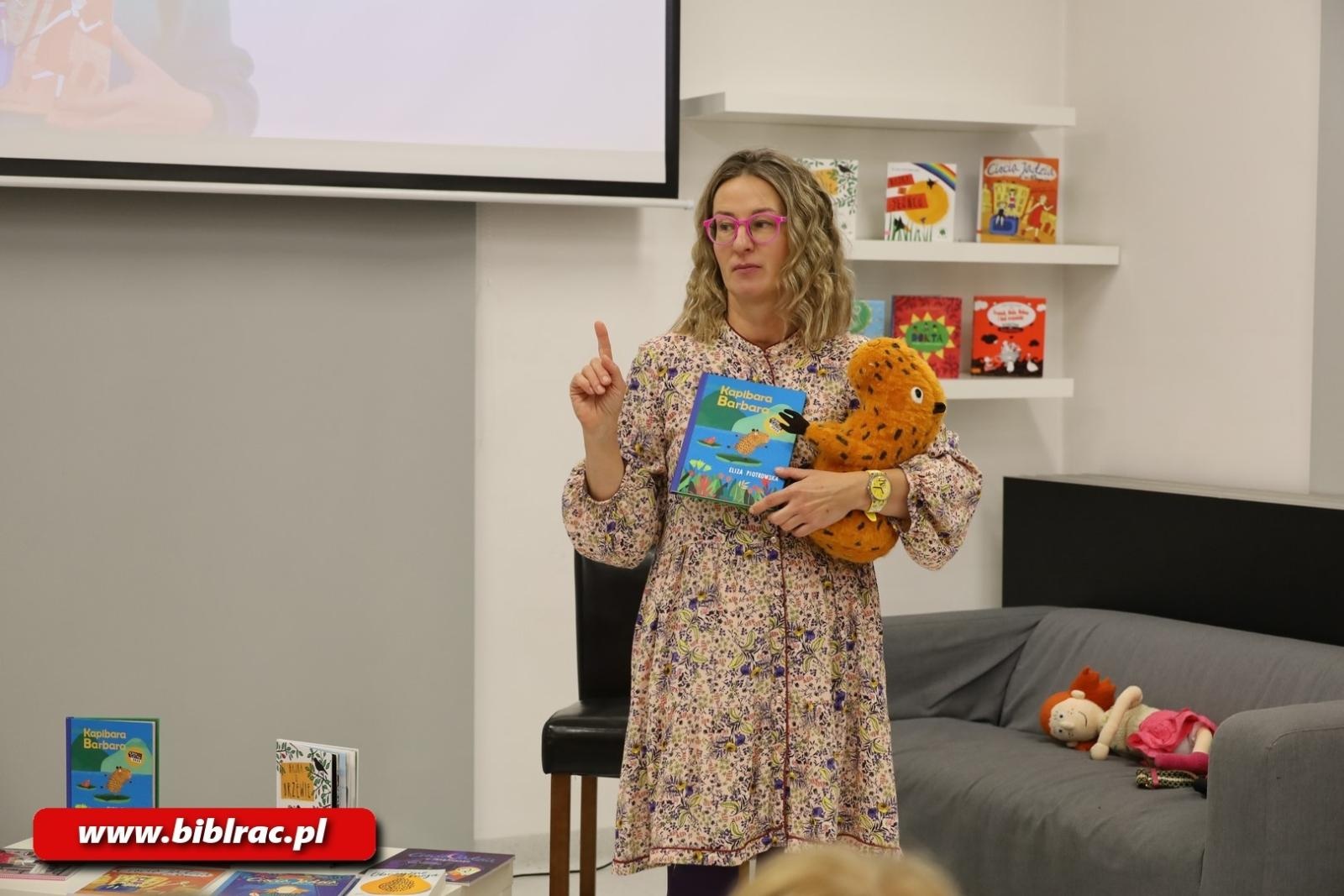 Zdjęcie w galerii na portalu naszraciborz.pl: Z Brazylii prosto do Raciborza! Eliza Piotrowska w bibliotece wiadomości z regionu